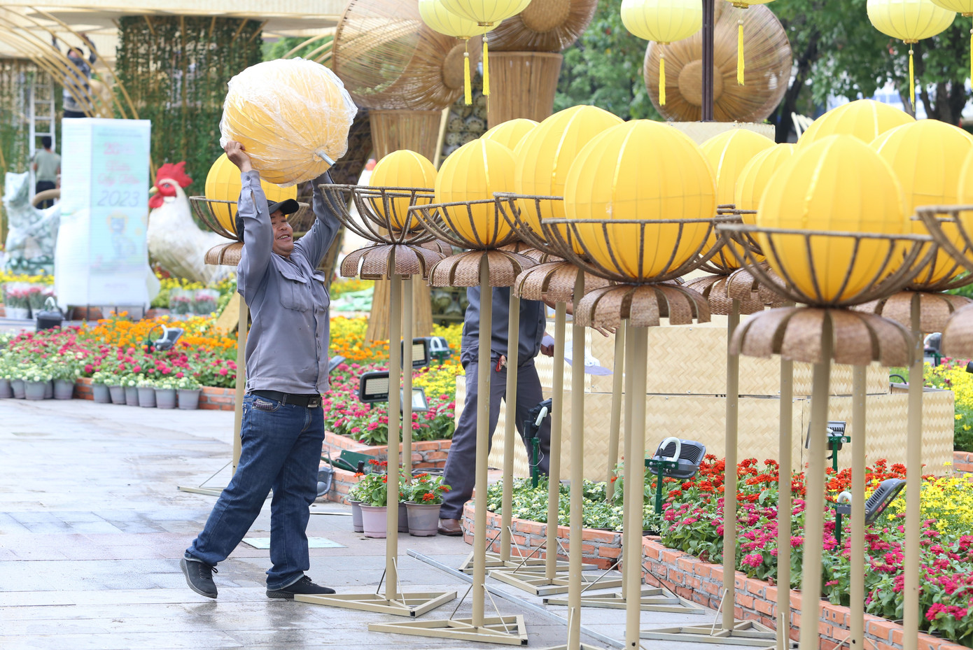 Nhân viên xưởng sản xuất linh vật Văn Tòng cùng các đơn vị tất bật lắp ráp, hoàn thiện các vật liệu, thiết bị theo sơ đồ thiết kế.