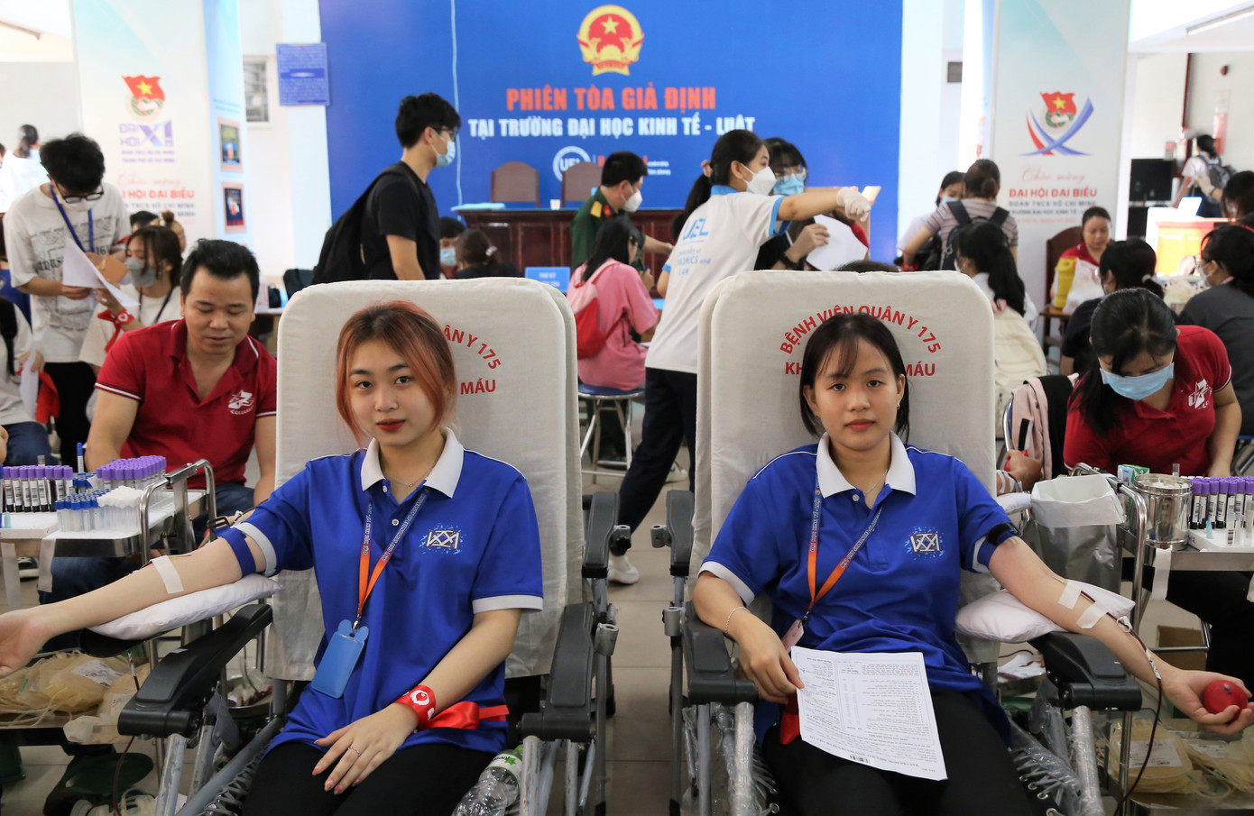 Cùng là sinh viên khoa Tài chính - Ngân hàng, Ngọc Hà (bên trái) và Ngọc Nhi cho biết đây là lần đầu tiên hiến máu. &quot;Tụi em rất vui, sẽ tiếp tục góp sức trong những dịp tiếp theo&quot;, các nữ sinh bày tỏ.