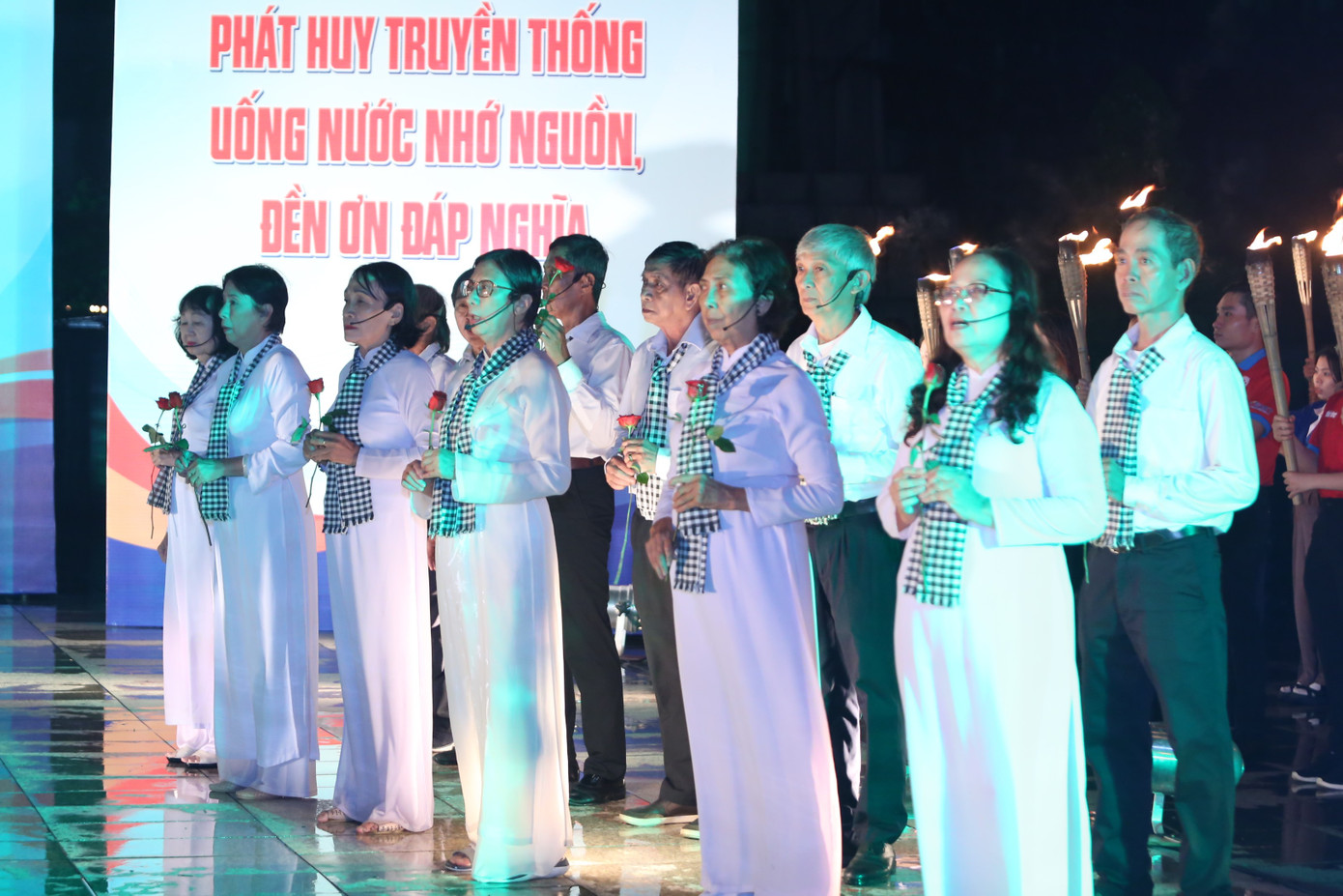 Mở đầu chương trình, các cô chú trong Câu lạc bộ Truyền thống Thành Đoàn và tốp ca múa cùng thể hiện những ca khúc ngợi ca và tưởng nhớ công ơn to lớn của các tiền nhân, các Anh hùng liệt sĩ đã ngã xuống vì nền hoà bình, độc lập của dân tộc.