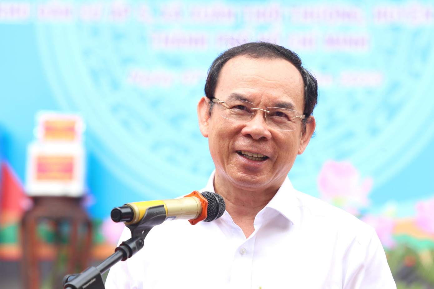 Bí thư Thành ủy TPHCM Nguyễn Văn Nên chia sẻ với bà con ấp 5.