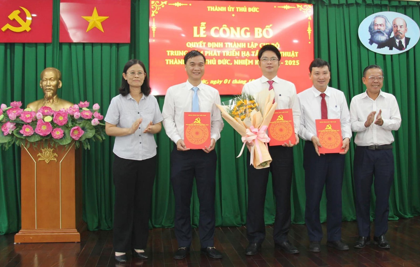 Bí thư Thành ủy Thủ Đức Nguyễn Hữu Hiệp (bên phải) trao quyết định thành lập Chi bộ Trung tâm Phát triển hạ tầng kỹ thuật TP. Thủ Đức. Ảnh: Thành ủy Thủ Đức. Bí thư Thành ủy Thủ Đức Nguyễn Hữu Hiệp (bên phải) trao quyết định thành lập Chi bộ Trung tâm Phát triển hạ tầng kỹ thuật TP. Thủ Đức. Ảnh: Thành ủy Thủ Đức.