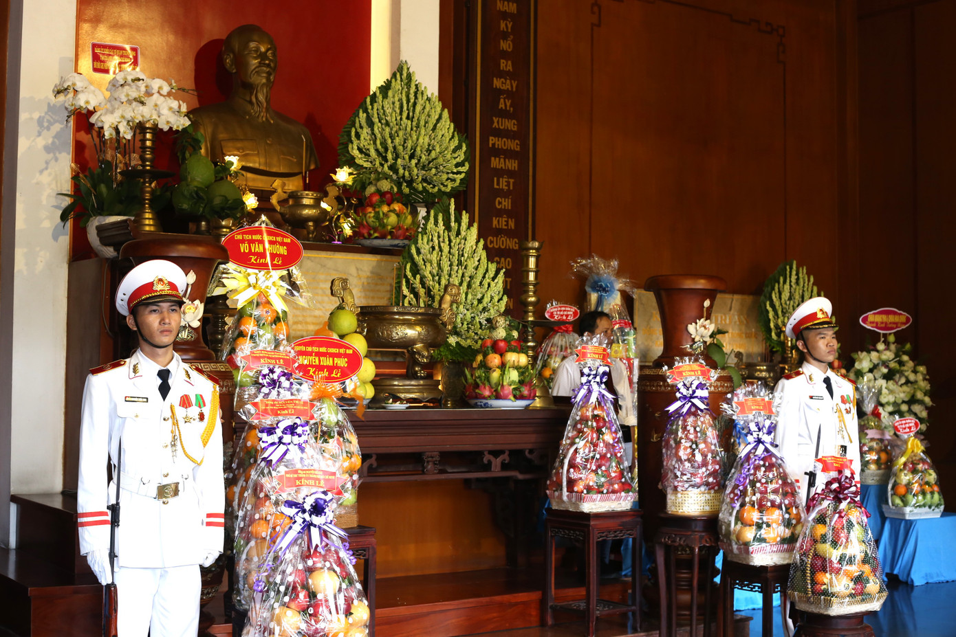 Các đồng chí: Ủy viên Bộ Chính trị, Chủ tịch nước Võ Văn Thưởng; nguyên Ủy viên Bộ Chính trị, nguyên Chủ tịch nước Nguyễn Minh Triết; nguyên Ủy viên Bộ Chính trị, nguyên Chủ tịch nước Trương Tấn Sang; nguyên Ủy viên Bộ Chính trị, nguyên Chủ tịch nước Nguyễn Xuân Phúc; nguyên Ủy viên Bộ Chính trị, nguyên Thủ tướng Chính phủ Nguyễn Tấn Dũng; nguyên Ủy viên Bộ Chính trị, nguyên Phó Thủ tướng Thường trực Chính phủ Trương Hòa Bình... gửi lẵng hoa đến viếng..