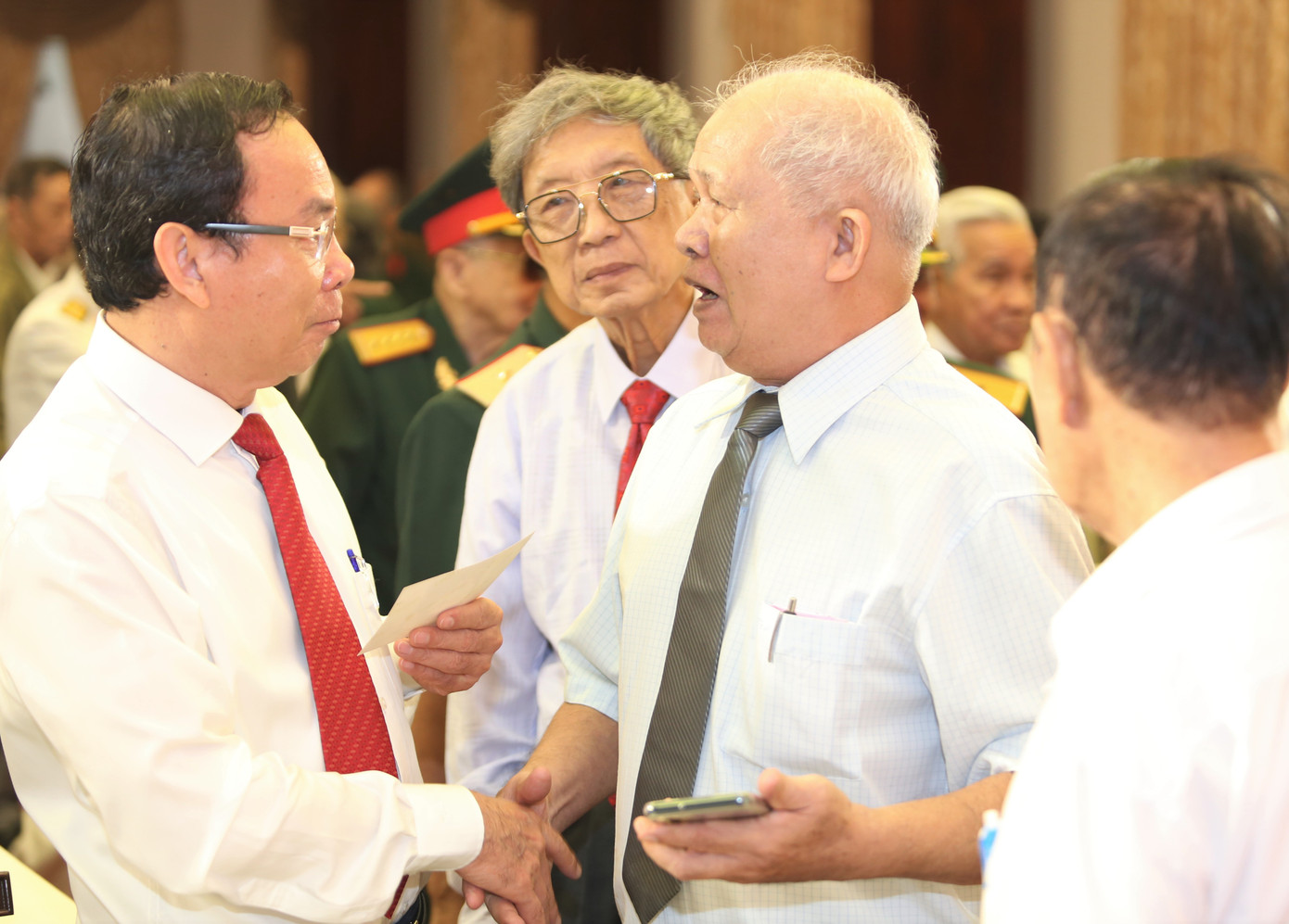 Gặp gỡ Bí thư Thành ủy TPHCM Nguyễn Văn Nên (bìa trái) tại buổi họp mặt, cán bộ lão thành nhắc nhớ kỷ niệm những ngày đấu tranh cách mạng.