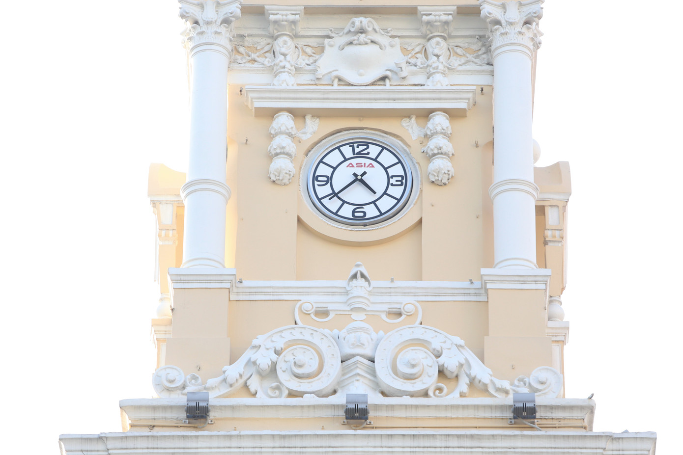 Chiếc đồng hồ cỡ lớn được đặt nơi chính diện tòa nhà.