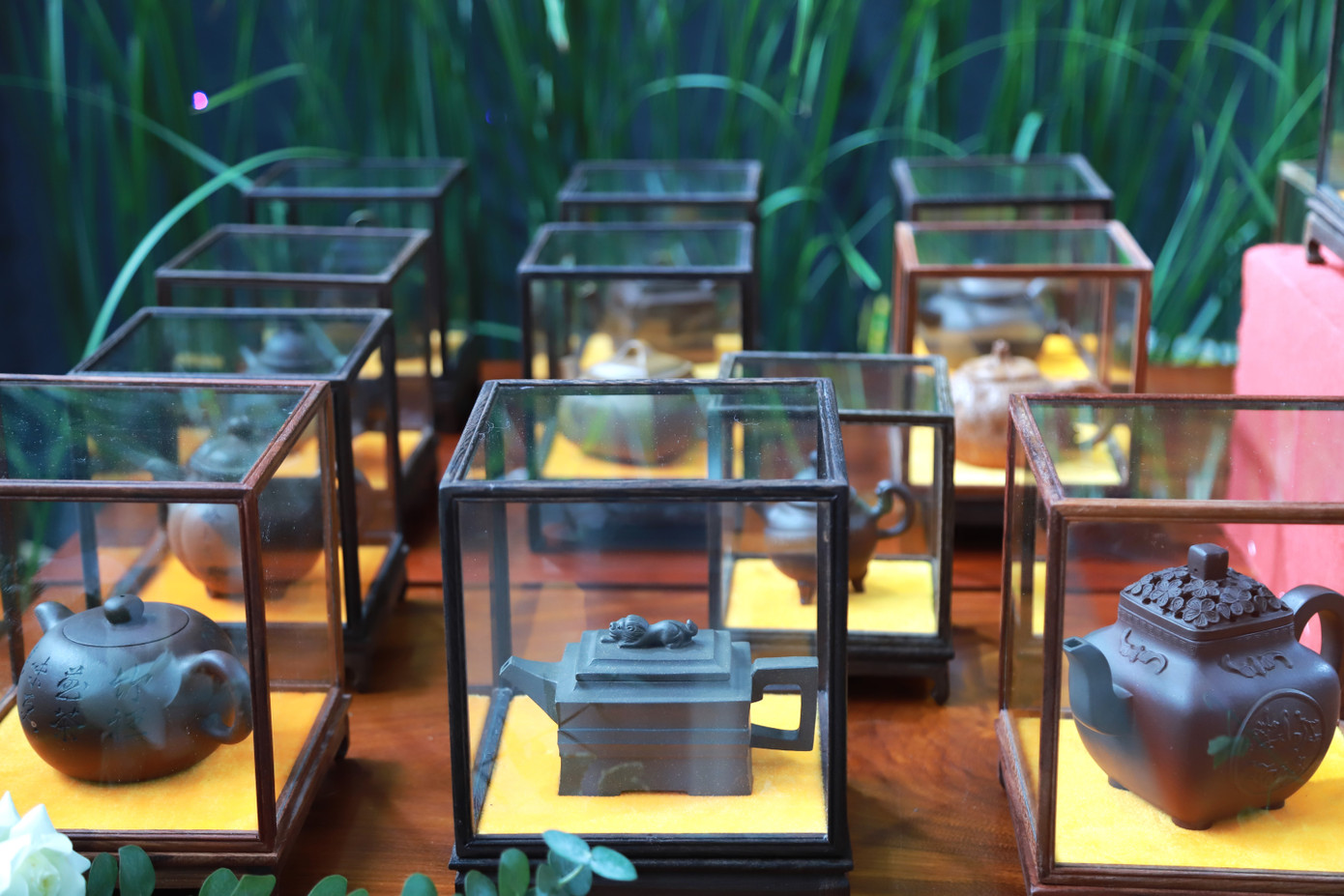 Nhiều ấm chén trong bộ sưu tập của Trà sư Thanh Tâm có niên đại từ thời nhà Thanh trải dài đến nay. Nhiều ấm chén trong bộ sưu tập của Trà sư Thanh Tâm có niên đại từ thời nhà Thanh trải dài đến nay.