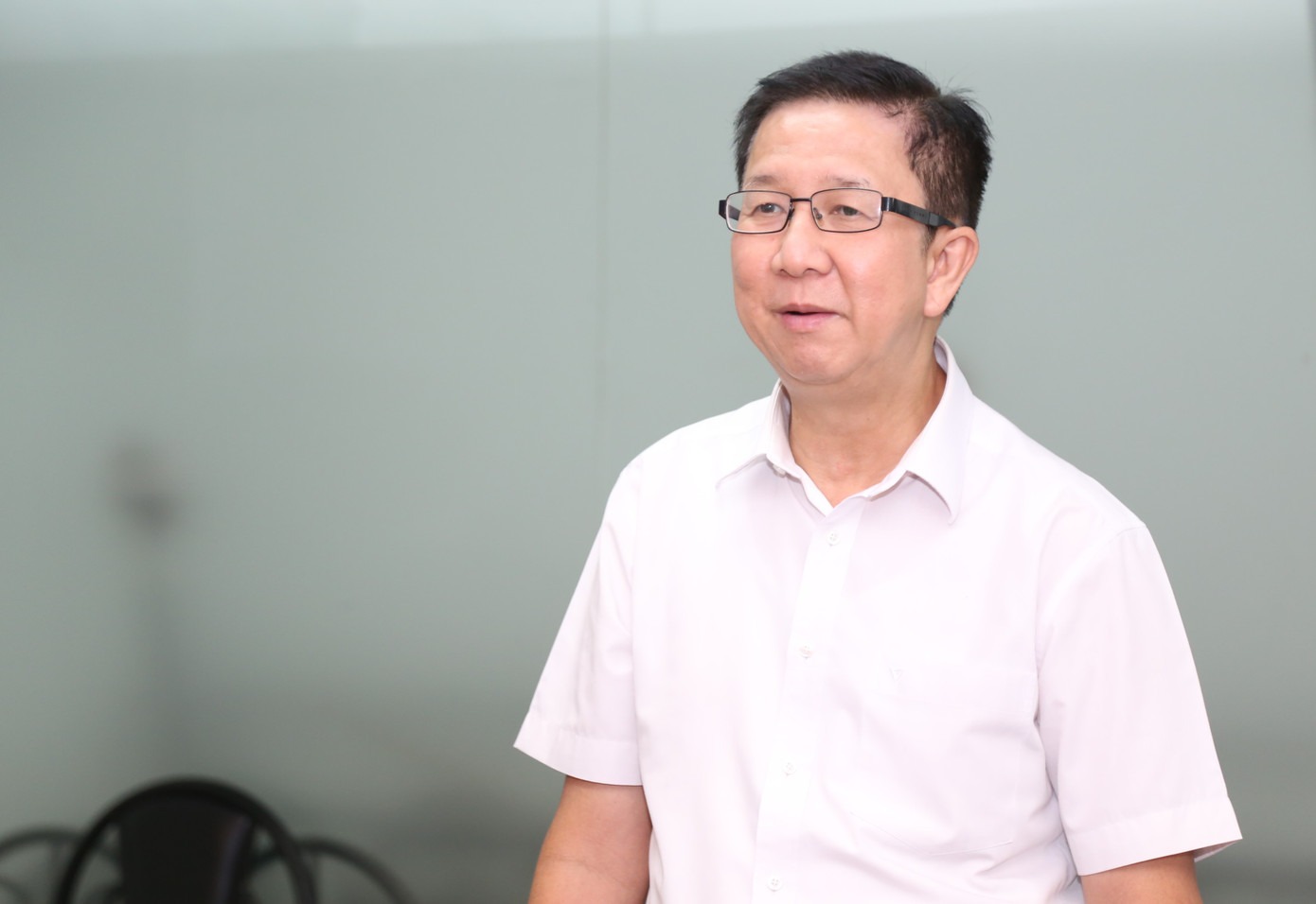 Phó trưởng Ban Tuyên giáo Thành uỷ TPHCM Phạm Đức Hải trao đổi với các cán bộ, phóng viên, nhân viên Cơ quan Đại diện báo Tiền Phong tại TPHCM, chiều 19/6. Ảnh: Ngô Tùng