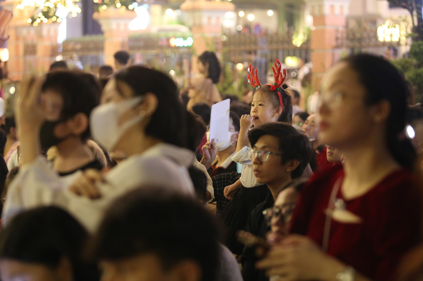 Ngoài sân nhà thờ, hàng nghìn người trang nghiêm đón xem các nghi thức và hoạt cảnh của lễ Giáng sinh.