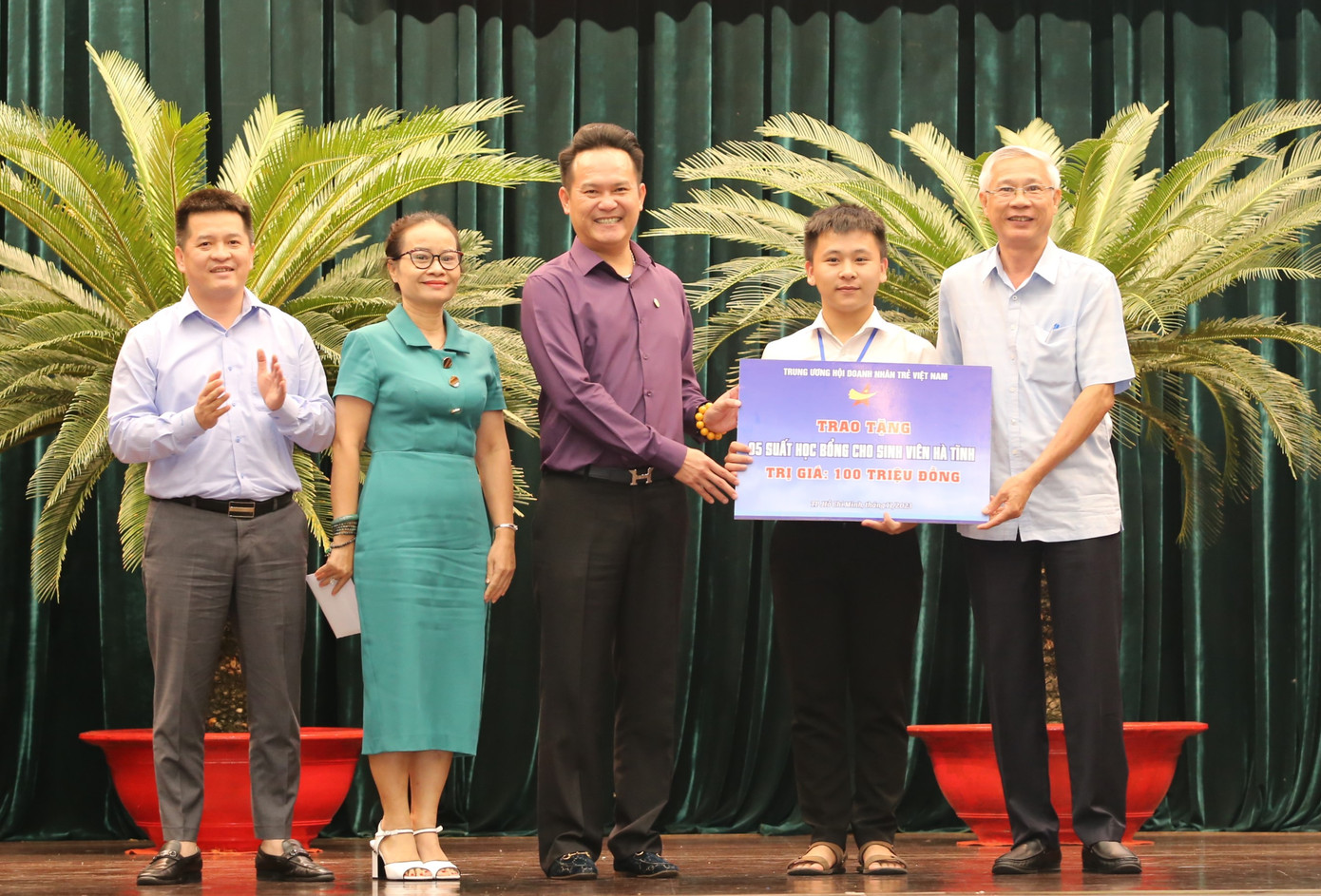 Chủ tịch Hội Doanh nhân trẻ Việt Nam Đặng Hồng Anh (giữa) trao hỗ trợ học bổng chăm lo sinh viên Hà Tĩnh. Ảnh: Ngô Tùng