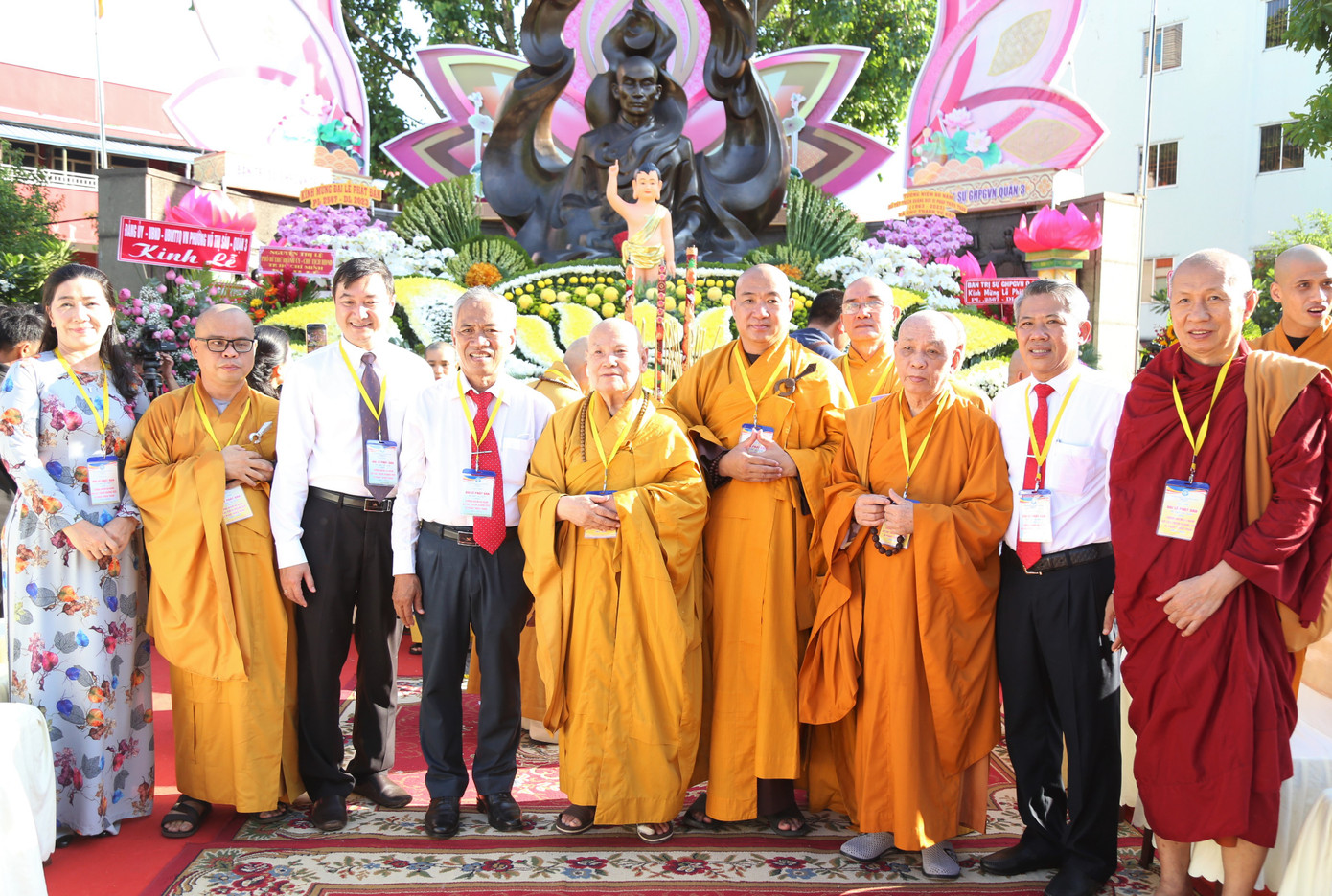 Đại lão Hòa thượng Thích Thiện Nhơn cùng chư tôn đức, lãnh đạo ban ngành TPHCM tại buổi lễ.