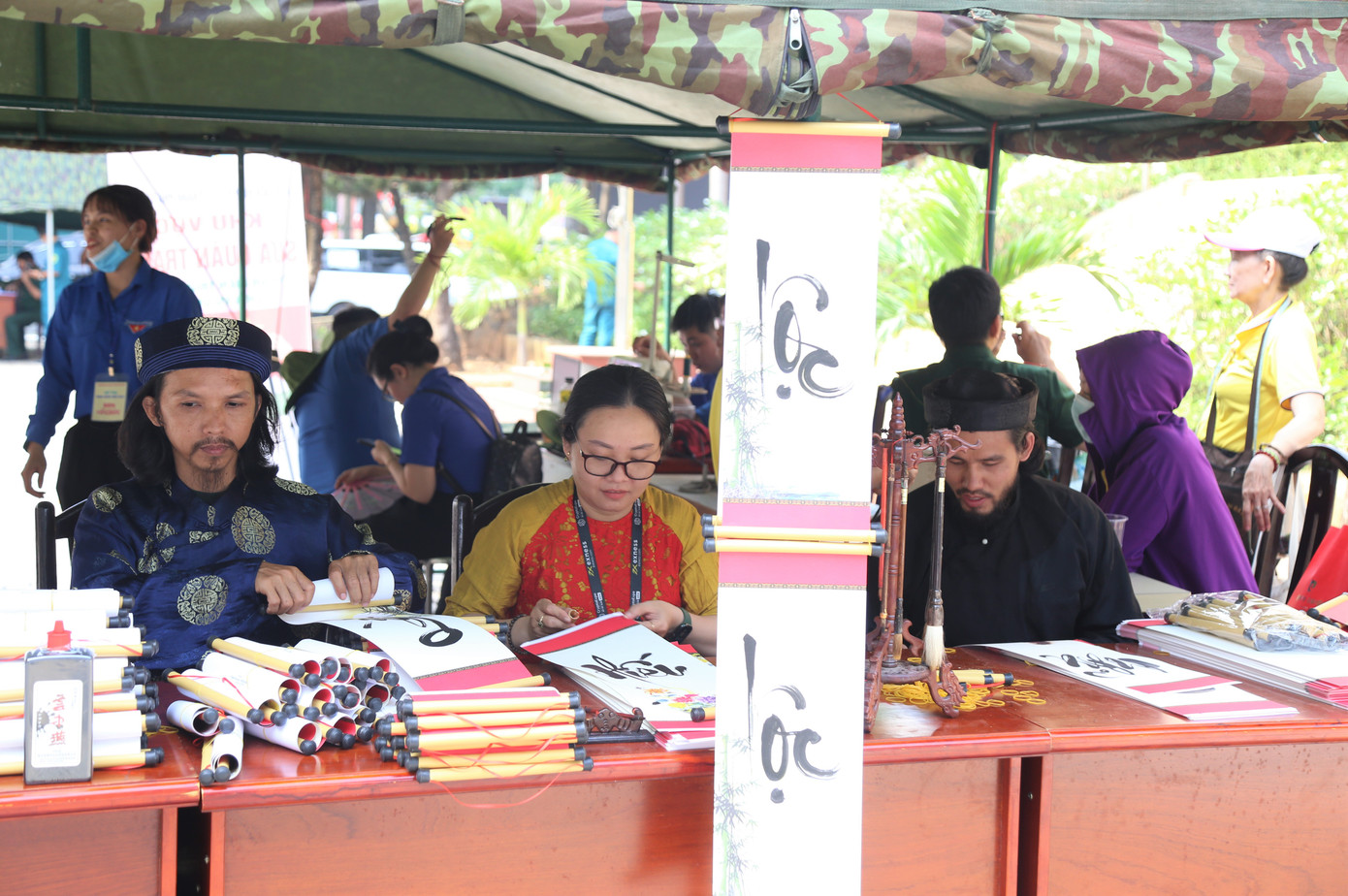 Các bạn chiến sĩ mới được tặng thư pháp tại ngày hội.