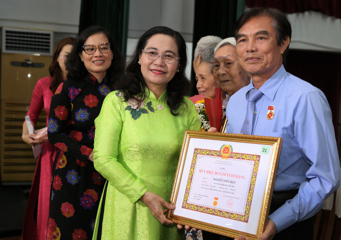 Chủ tịch HĐND TPHCM Nguyễn Thị Lệ trao huy hiệu Đảng cho các đảng viên cao tuổi Đảng.