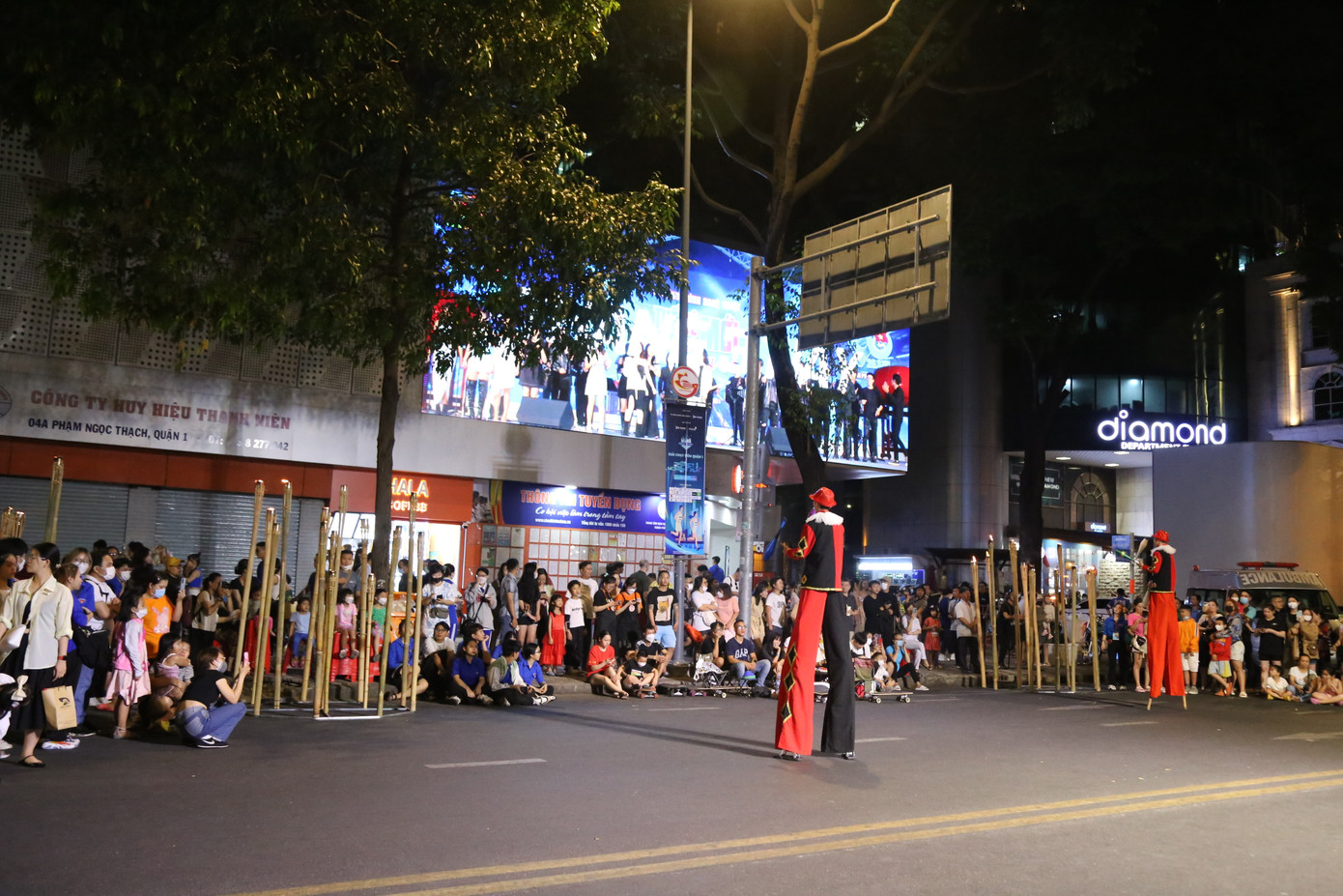 Người dân và bạn trẻ TPHCM đón xem các chương trình nghệ thuật, tạp kỹ diễn ra trên đường phố trung tâm.