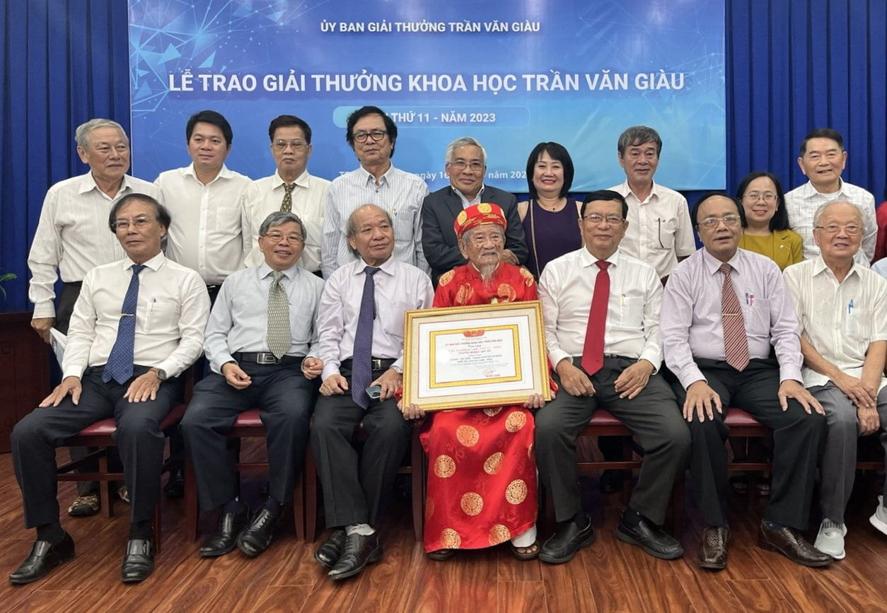 Nhà nghiên cứu Nguyễn Đình Tư cùng các đại biểu chụp ảnh lưu niệm tại buổi lễ. Nhà nghiên cứu Nguyễn Đình Tư cùng các đại biểu chụp ảnh lưu niệm tại buổi lễ.