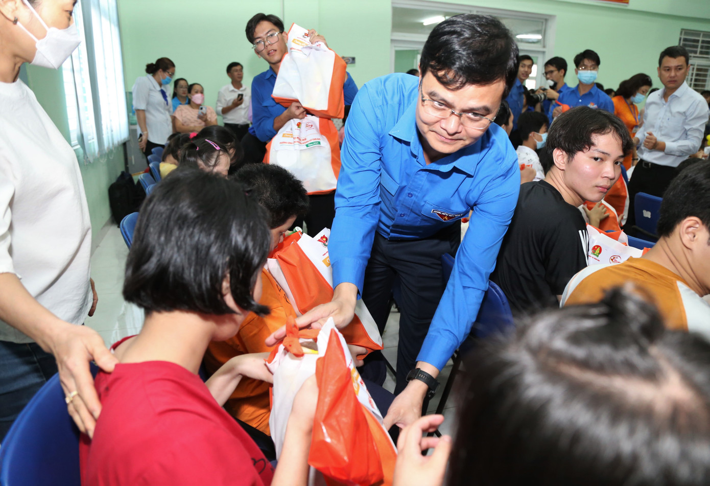 Anh Bùi Quang Huy trực tiếp trao các phần quà ý nghĩa để động viên các em thiếu nhi thiếu may mắn đang sinh sống, học tập tại trung tâm.