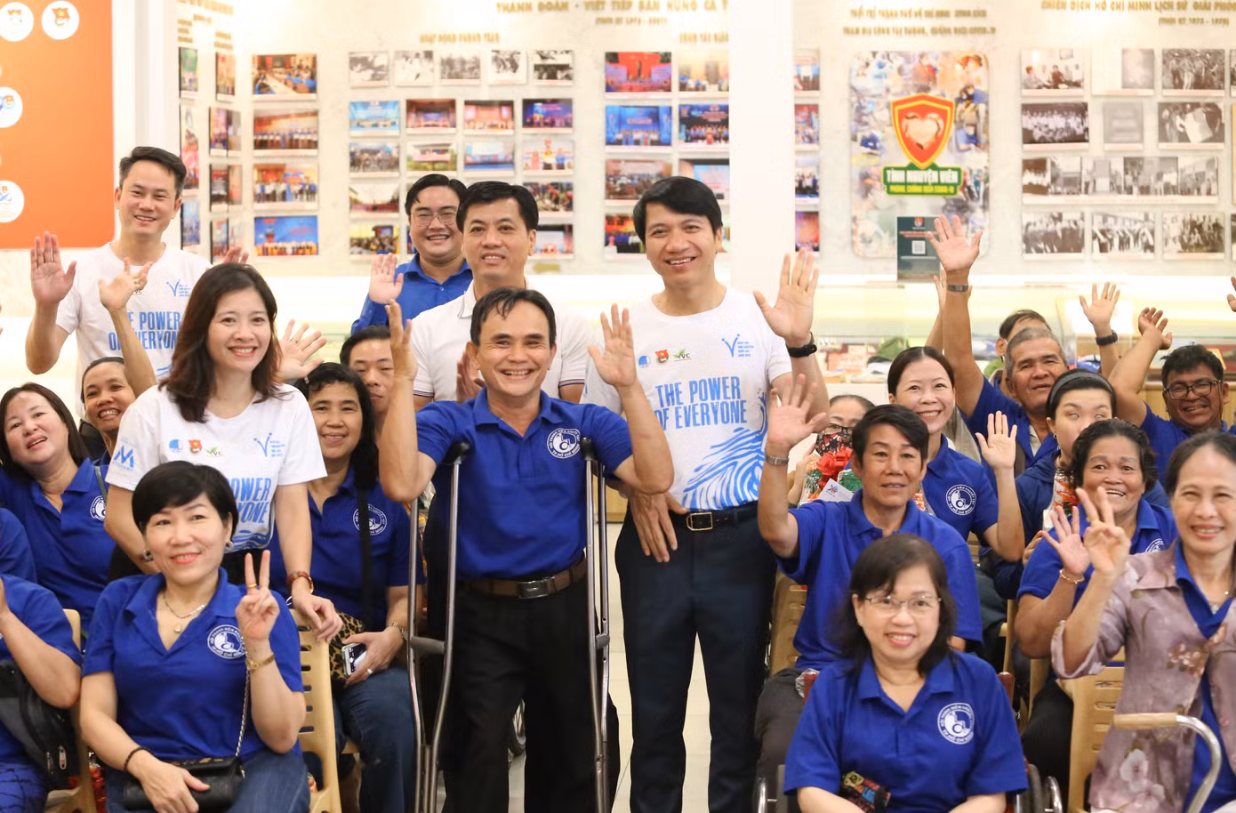 Lãnh đạo T.Ư Đoàn, Thành Đoàn TPHCM và các đơn vị trao quà, động viên người khuyết tật.