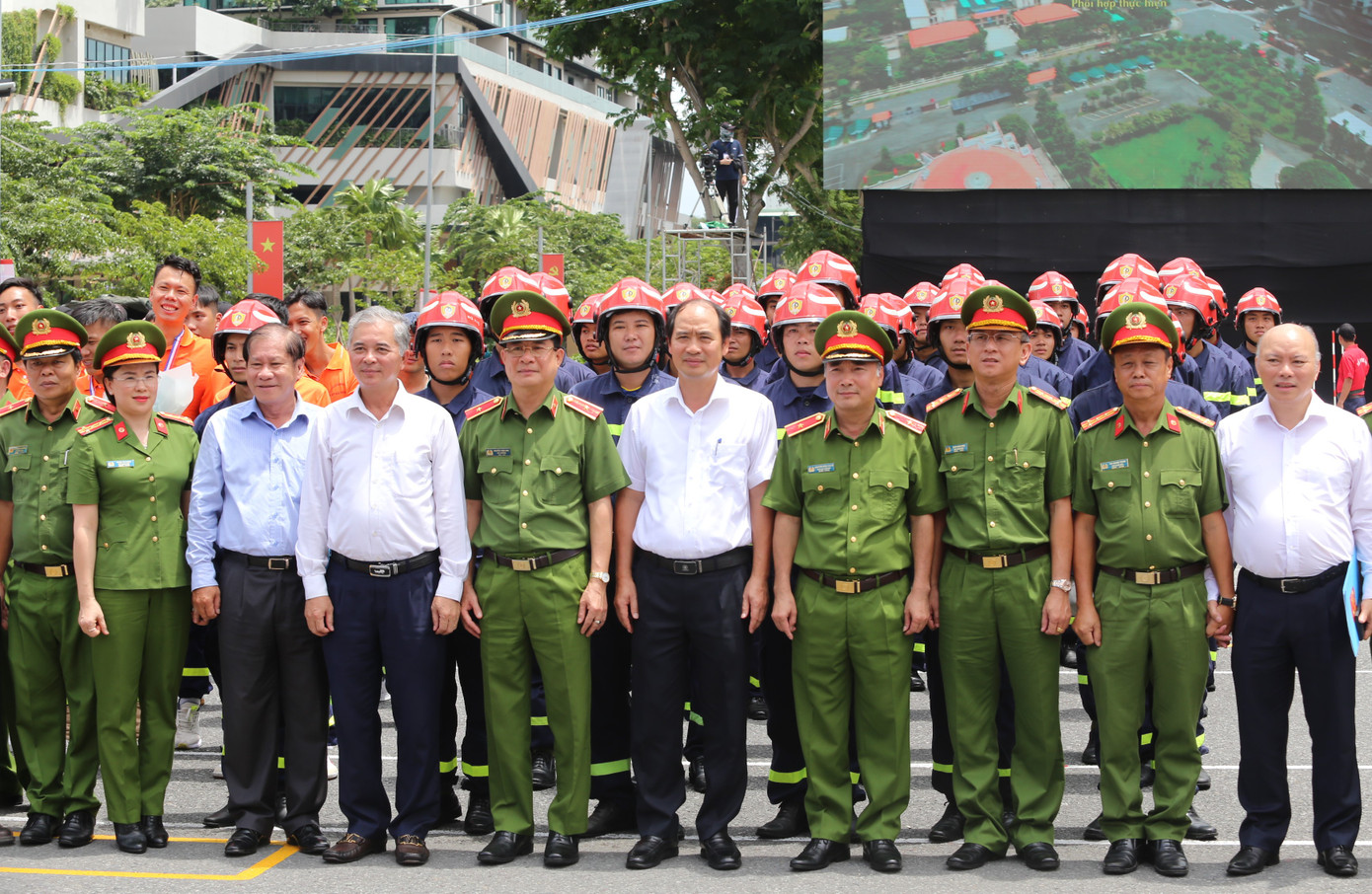 Lãnh đạo các đơn vị Bộ Công an, TPHCM và cán bộ chiến sĩ lưu niệm kết thúc hội thi. Ảnh: Ngô Tùng