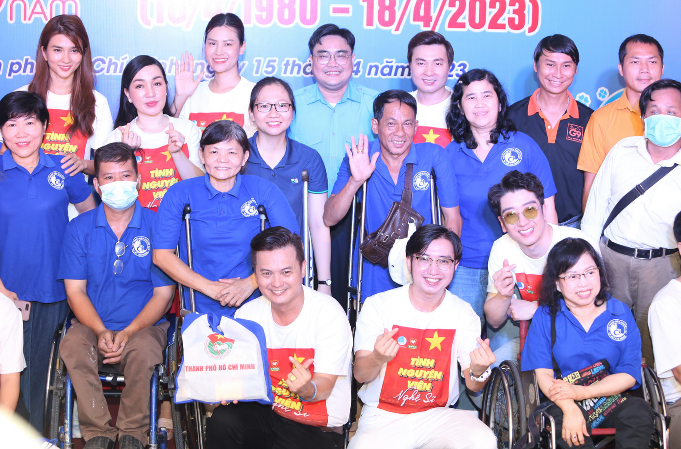 Ngoài đại diện các sở ngành, các bạn đoàn viên thanh niên, nhiều thành viên Đội tình nguyện viên nghệ sĩ TPHCM cũng đã biểu diễn văn nghệ và tham gia các trò chơi dân gian với người khuyết tật.