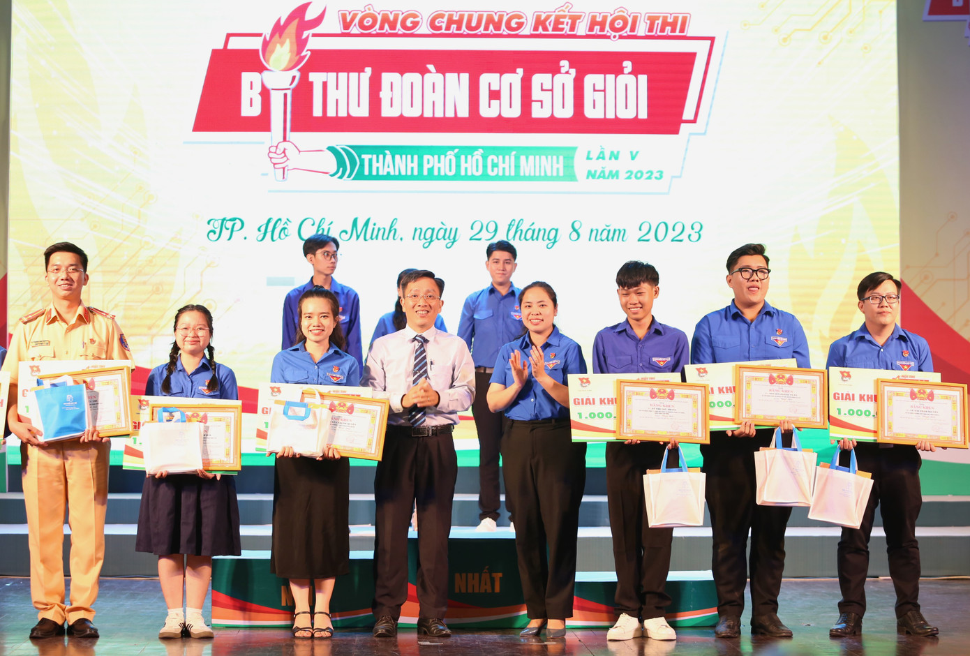 Ban Tổ chức hội thi trao thưởng cho các thí sinh đạt giải Khuyến khích. Ban Tổ chức hội thi trao thưởng cho các thí sinh đạt giải Khuyến khích.