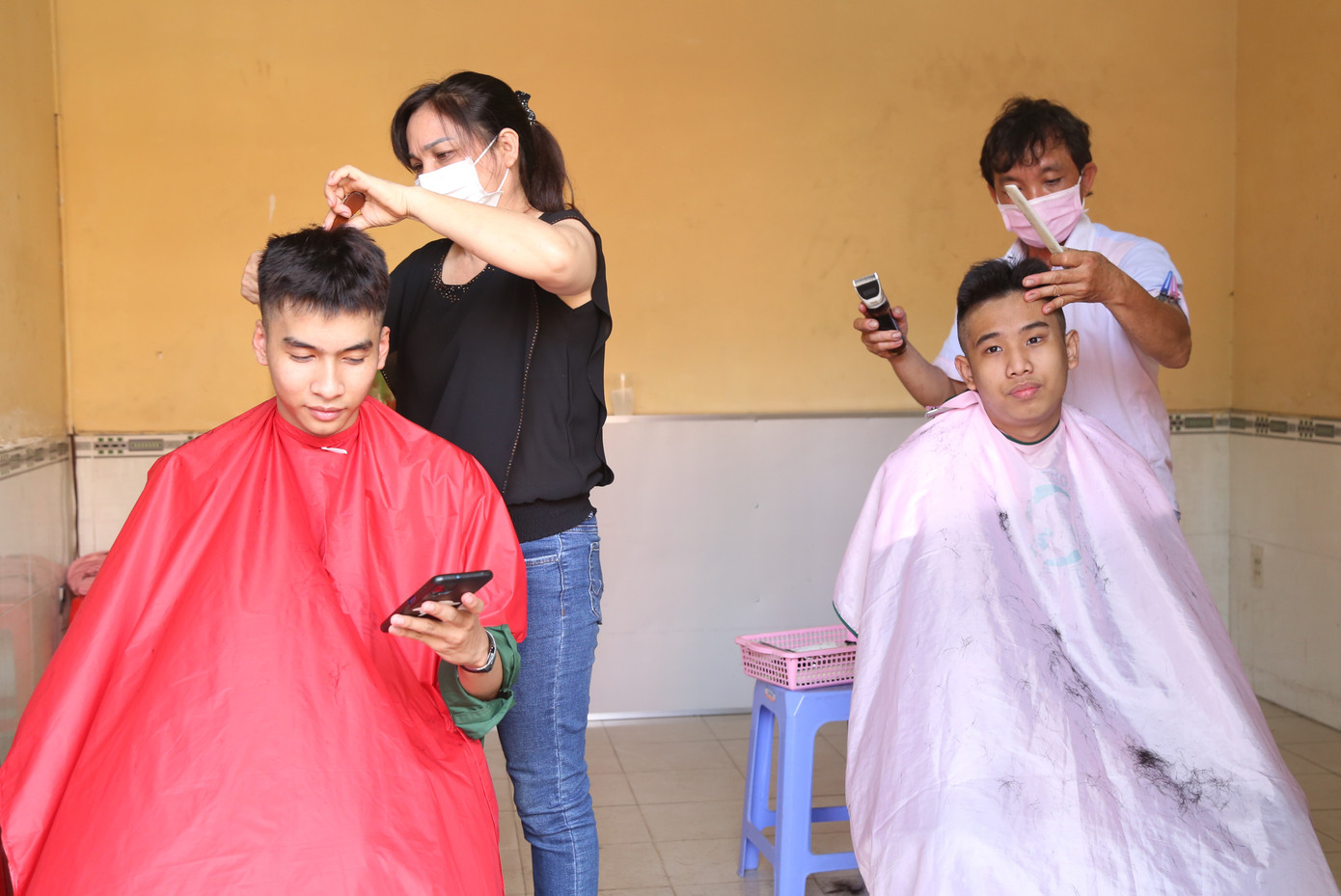 Các bạn thanh niên được chăm chút diện mạo trước khi vào quân ngũ.