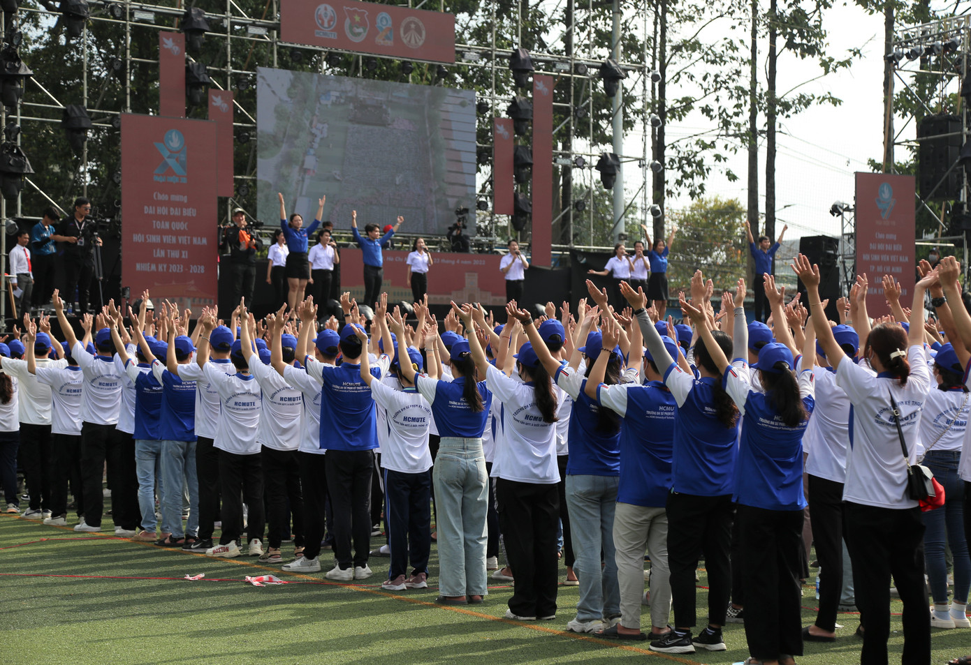 Sáng 23/4, Đoàn Thanh niên - Hội Sinh viên Trường Đại học Sư phạm Kỹ thuật TPHCM tổ chức chương trình đồng diễn xác lập kỷ lục Việt Nam "Xếp hình bản đồ Việt Nam và hát Quốc ca, Bài ca sinh viên có nhiều sinh viên tham gia nhất". Hoạt động này hướng đến chào mừng kỷ niệm 50 năm ngày Giải phóng miền Nam, thống nhất đất nước (30/4/1975 - 30/4/2025).