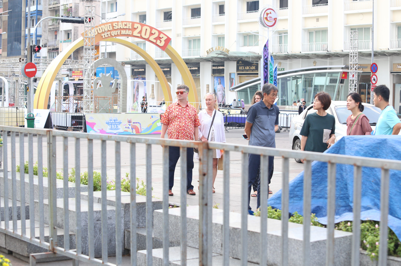 Cùng với đường hoa, Đường sách Tết Quý Mão 2023 cũng đang dần thành hình nhằm góp thêm một món ăn tinh thần cho người dân thành phố những ngày Tết.