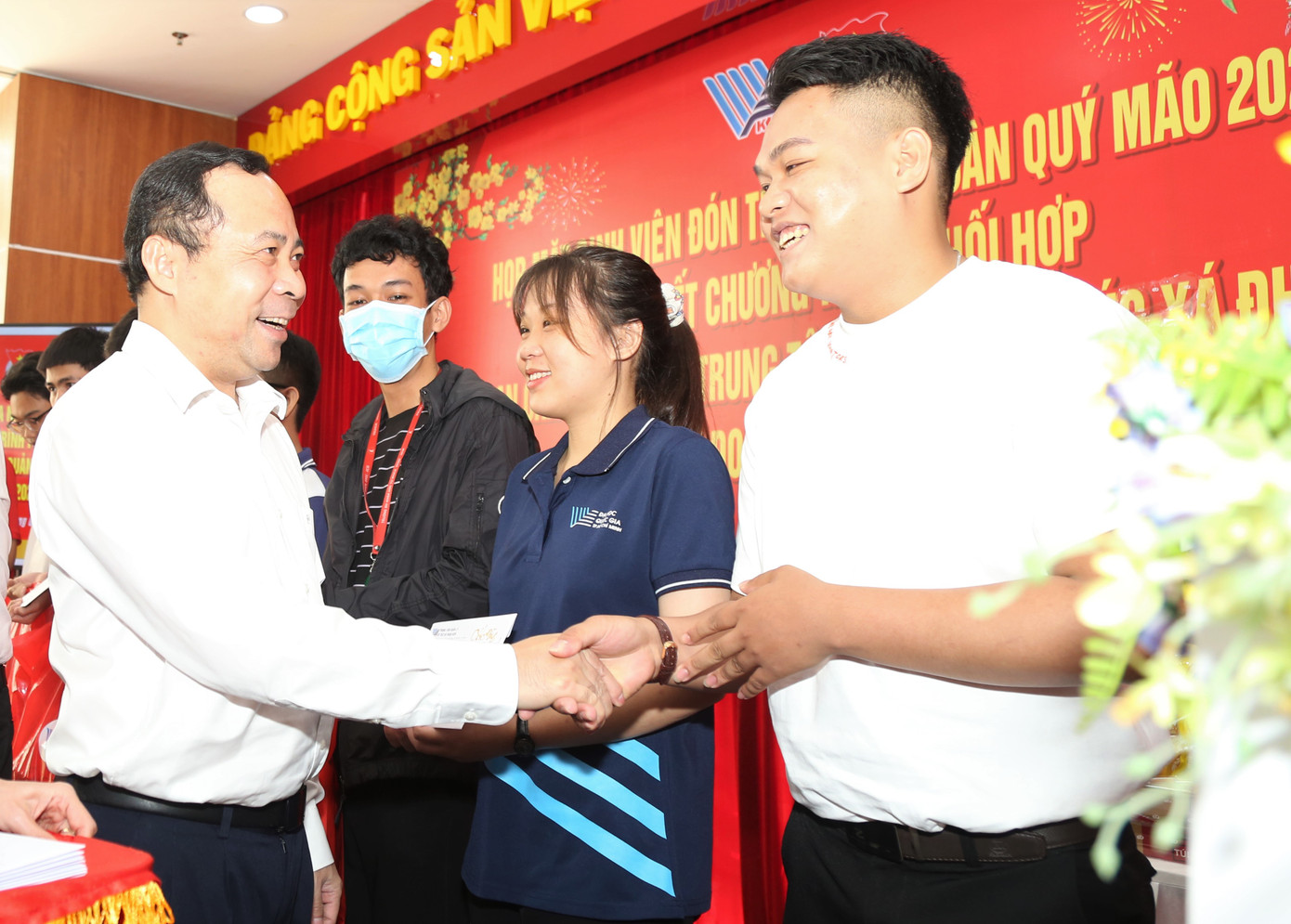 Giám đốc ĐHQG TPHCM trao quà lì xì đến các bạn sinh viên không về quê đón Tết. Giám đốc ĐHQG TPHCM trao quà lì xì đến các bạn sinh viên không về quê đón Tết.