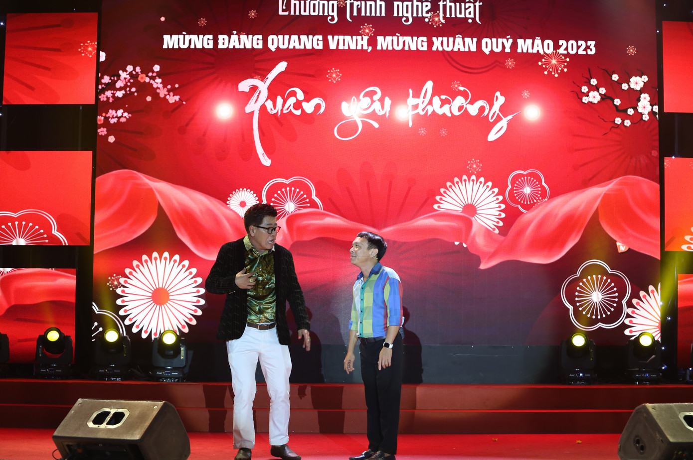 Nghệ sĩ Linh Trung - Dũng Nhí góp tiếng cười qua một trích đoạn.