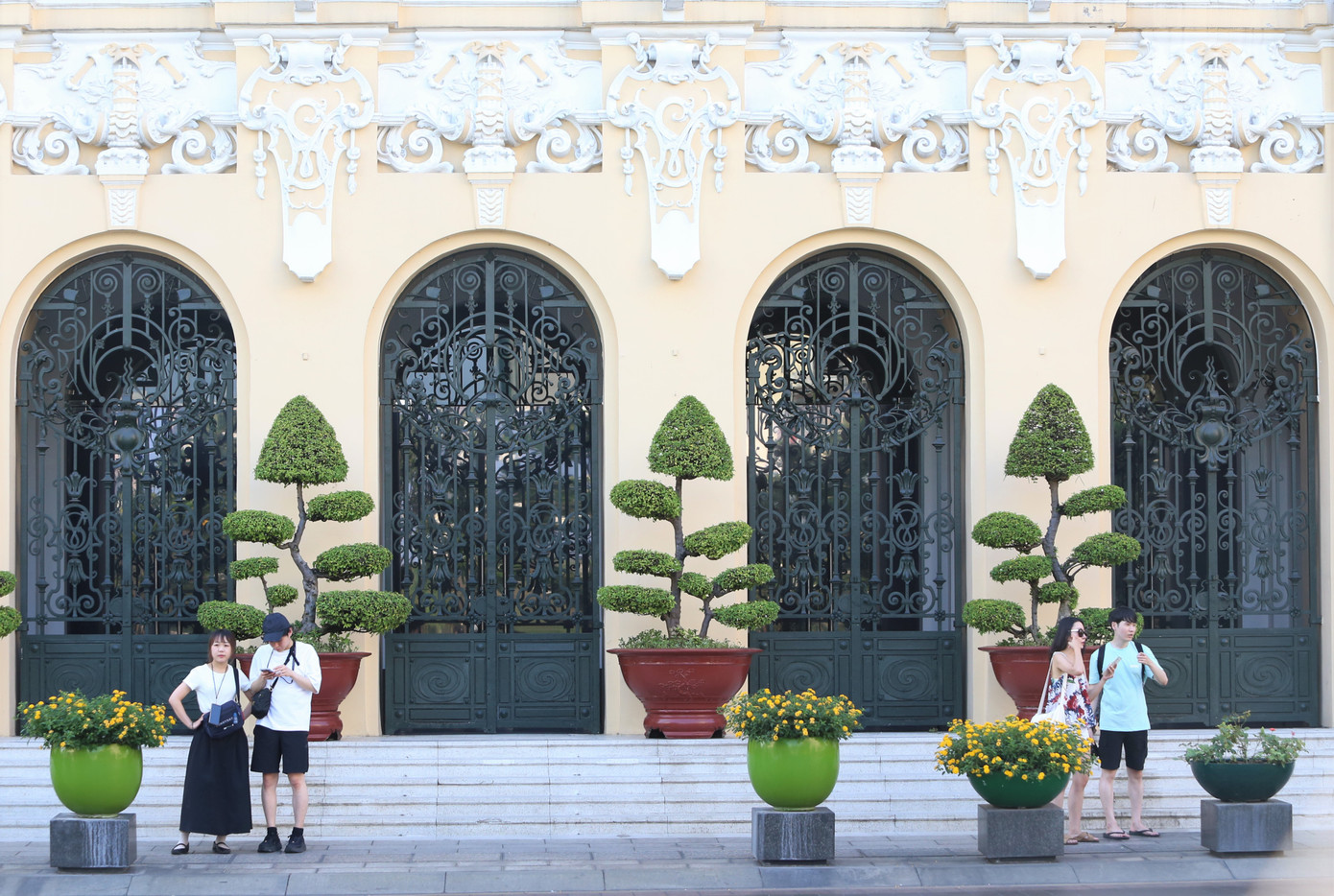 Phía trước tòa nhà bố trí nhiều cây xanh bonsai, chậu hoa.