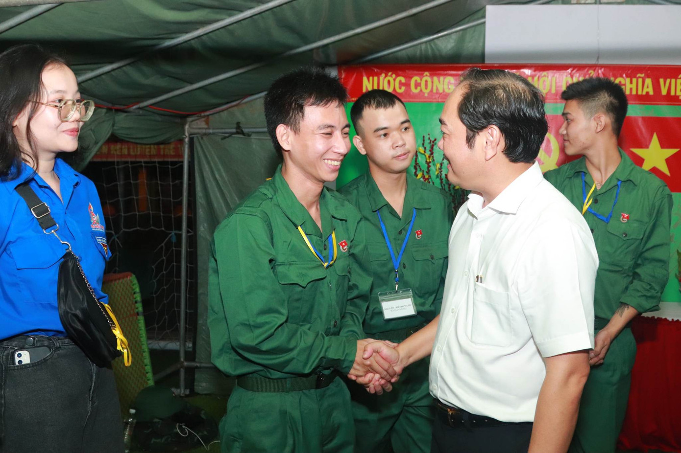 Lãnh đạo địa phương động viên tân binh tại đêm hội tòng quân. Ảnh: Trung Nguyên
