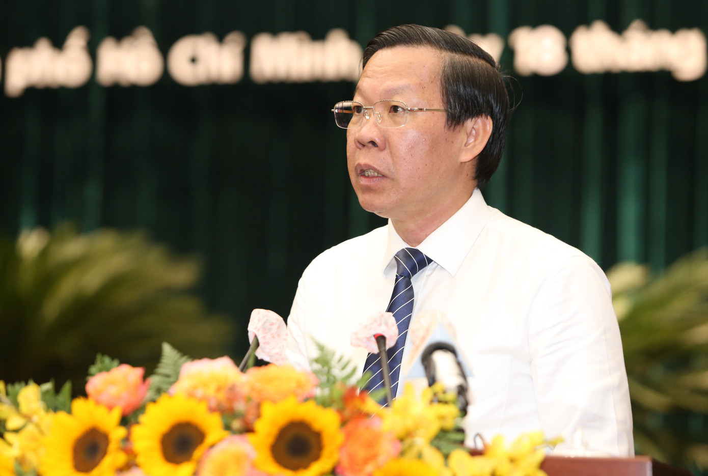 Chủ tịch UBND TPHCM Phan Văn Mãi báo cáo 16 tờ trình của UBND thành phố. Chủ tịch UBND TPHCM Phan Văn Mãi báo cáo 16 tờ trình của UBND thành phố.