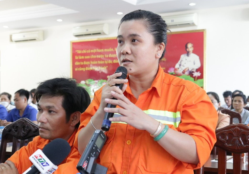 Cử tri Trần Thị Hồng Phượng nêu ý kiến với các ĐBQH.