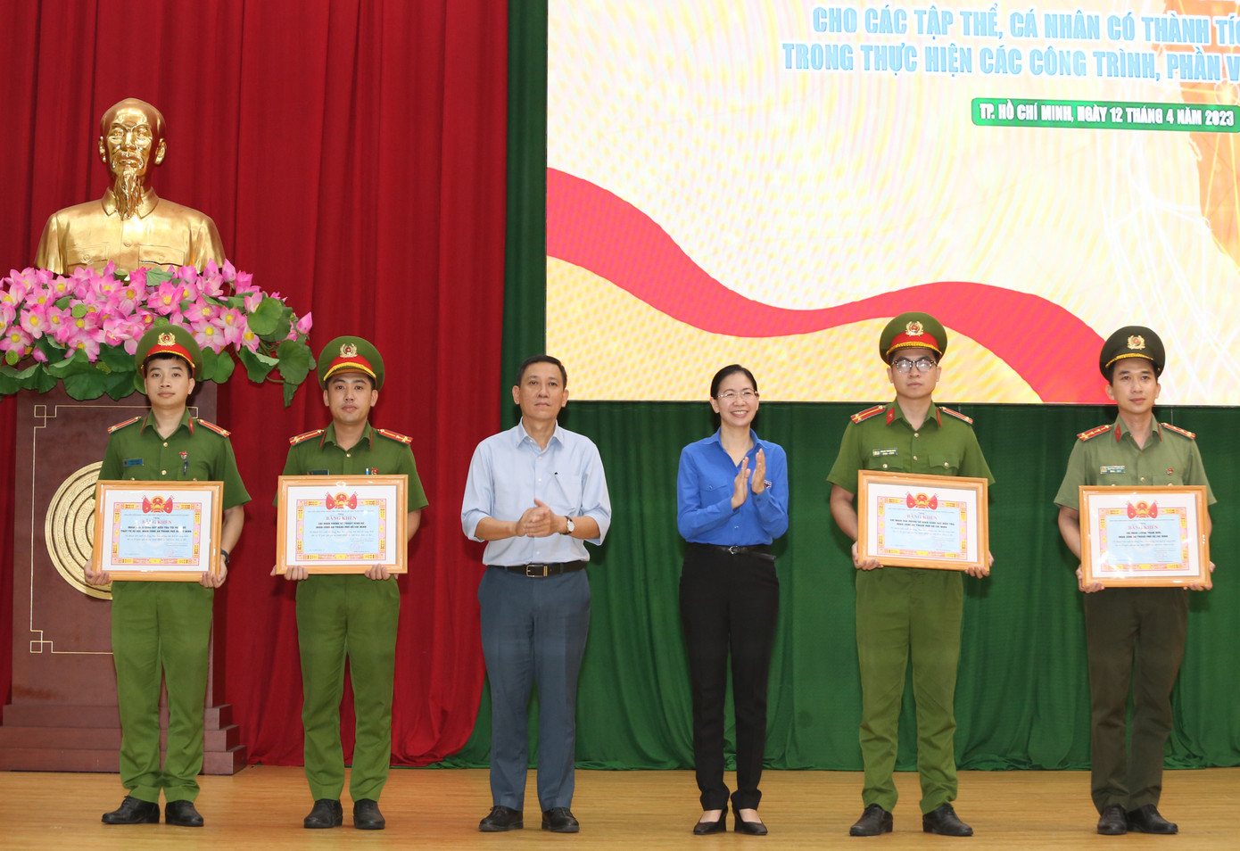 Bí thư Thành Đoàn TPHCM Phan Thị Thanh Phương trao bằng khen cho các CBCS tiêu biểu. Bí thư Thành Đoàn TPHCM Phan Thị Thanh Phương trao bằng khen cho các CBCS tiêu biểu.