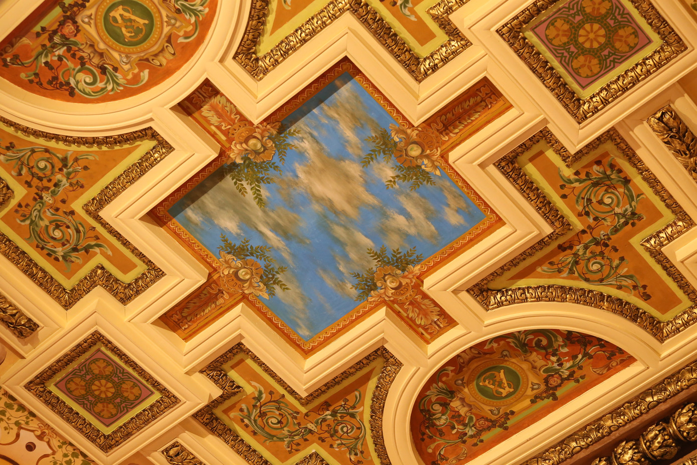 Trần nhà được chạm khắc, trang trí những họa tiết ấn tượng theo lối kiến trúc châu Âu. Trần nhà được chạm khắc, trang trí những họa tiết ấn tượng theo lối kiến trúc châu Âu.