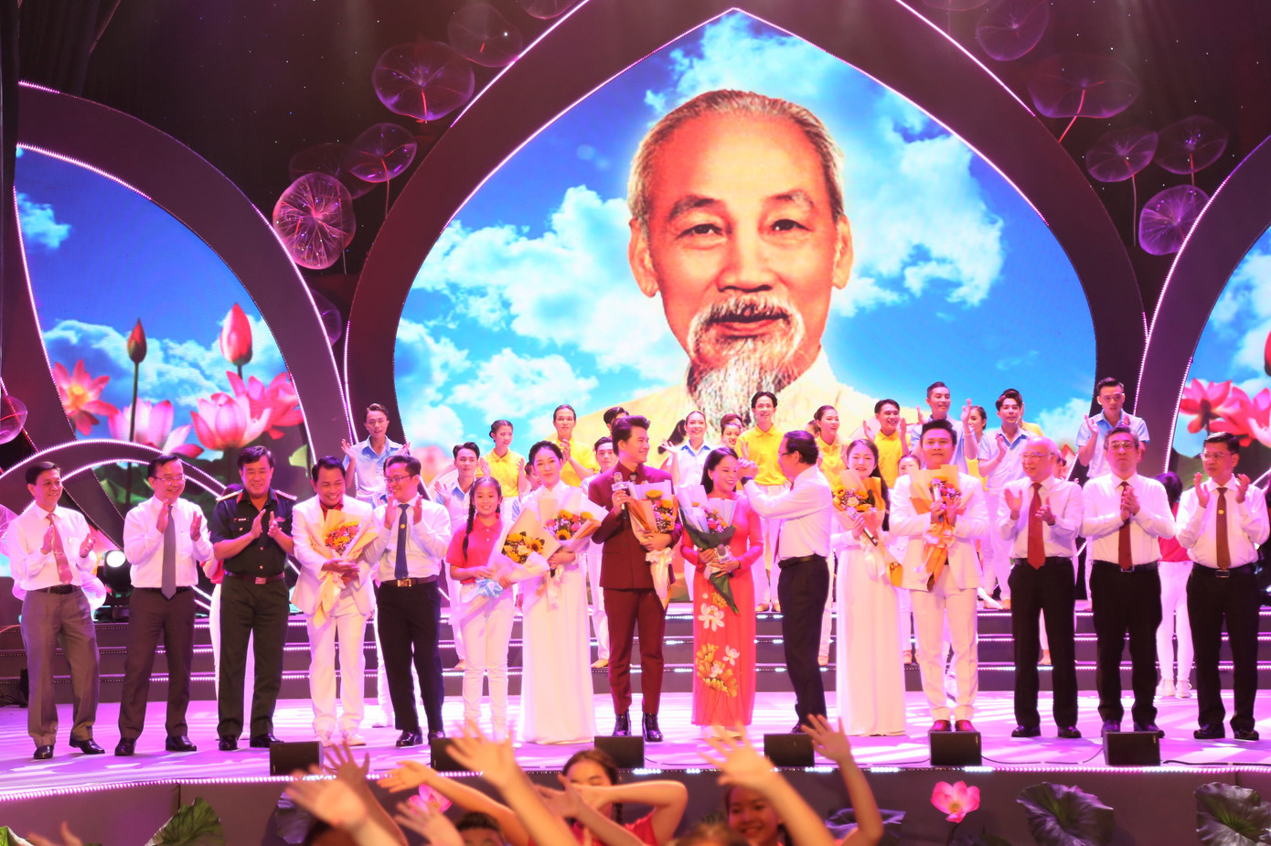 Bí thư Thành ủy TPHCM Nguyễn Văn Nên cùng các cán bộ lãnh đạo thành phố tặng hoa cảm ơn các văn nghệ sĩ tham gia chương trình nghệ thuật.