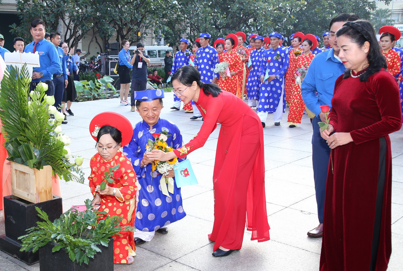 Rạng rỡ trong ngày vui, chú rể Bùi Thanh Thuận và cô dâu Nguyễn Thị Là (ngụ tỉnh Bình Dương) dâng trào niềm hạnh phúc. Niềm vui như nhân lên gấp bội khi đây cũng là dịp kỷ niệm 10 năm ngày anh chị nên đôi. Do hoàn cảnh khó khăn, hai vợ chồng bán vé số mưu sinh, khi kết duyên anh chị chưa có cơ hội tổ chức một lễ cưới như mọi người. Đến nay, hai anh chị đã có được một lễ cưới trọn vẹn nhờ sự góp sức, gây dựng của nhiều người.