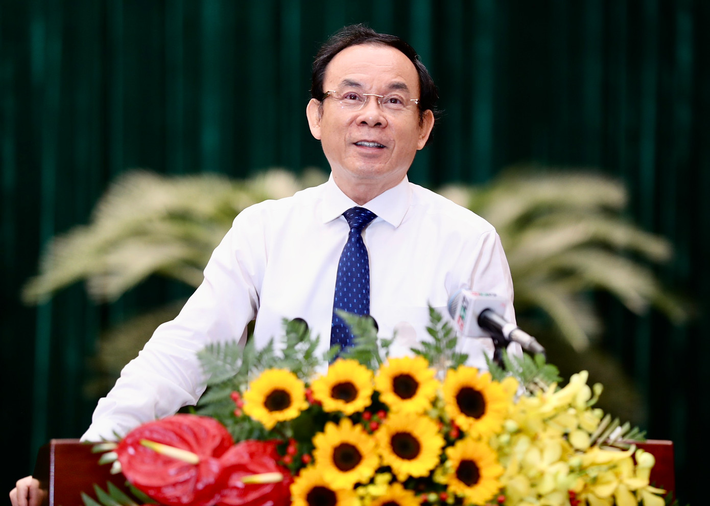 Bí thư Thành ủy TPHCM Nguyễn Văn Nên trao đổi tại phiên khai mạc kỳ họp HĐND TPHCM lần thứ 13, sáng 6/12. Ảnh: Duy Anh Bí thư Thành ủy TPHCM Nguyễn Văn Nên trao đổi tại phiên khai mạc kỳ họp HĐND TPHCM lần thứ 13, sáng 6/12. Ảnh: Duy Anh