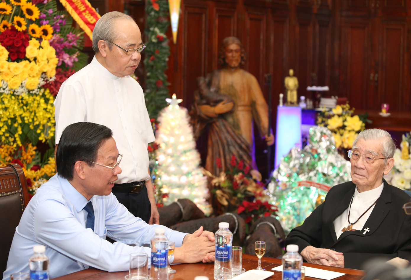 Chủ tịch Phan Văn Mãi trò chuyện với Hồng y Phạm Minh Mẫn. Ảnh: Ngô Tùng Chủ tịch Phan Văn Mãi trò chuyện với Hồng y Phạm Minh Mẫn. Ảnh: Ngô Tùng