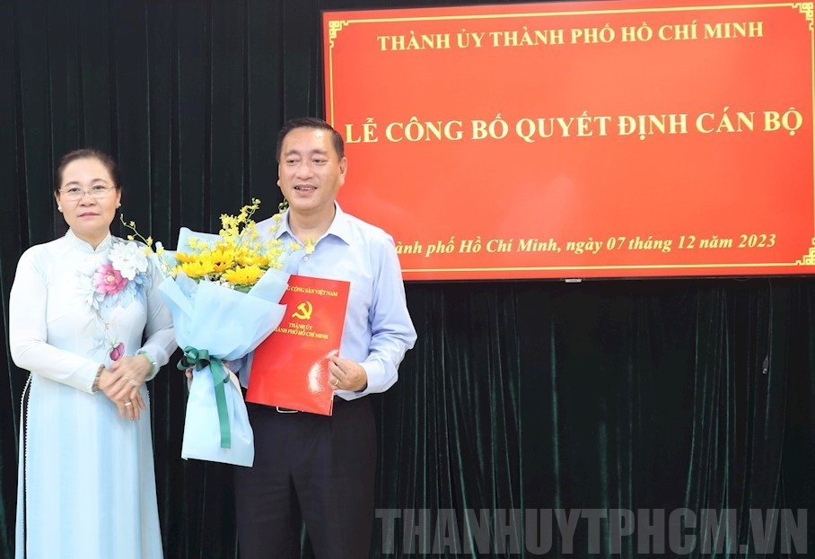 Phó Bí thư Thành ủy TPHCM, Chủ tịch HĐND TPHCM Nguyễn Thị Lệ trao quyết định cho ông Phạm Thành Kiên. Ảnh: Thành ủy TPHCM