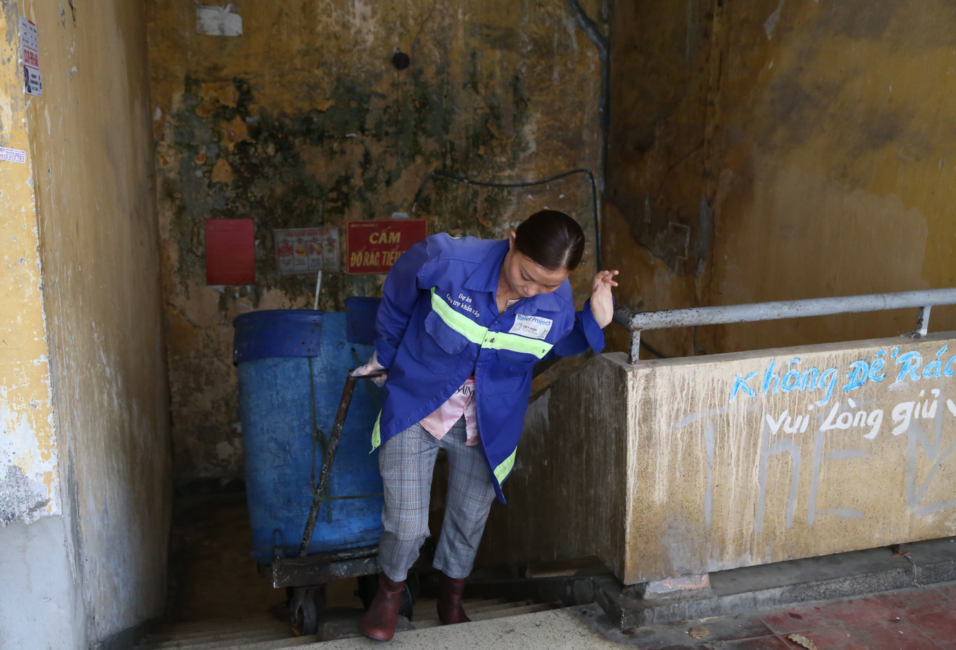 Phải trải qua cả chục cuộc phẫu thuật lớn nhỏ, những vết thương chi chít trên người chị mới dần lành lặn. Dù vậy, những lúc trái gió trở trời cũng khiến chị đau gân, nhức mình, nhức đầu, kể cả hay quên... Và những vết thẹo do bỏng gây nên thì vẫn in hằn theo năm tháng.