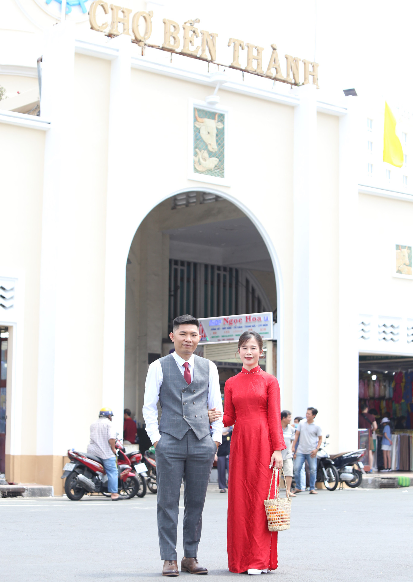 Trưa 1/5, anh Nguyễn Trọng Nhân (quê Quảng Trị) và chị Nguyễn Thị Châu Loan (quê Quảng Bình) có mặt ở chợ Bến Thành trong trang phục cô dâu chú rể để chụp ảnh cưới.