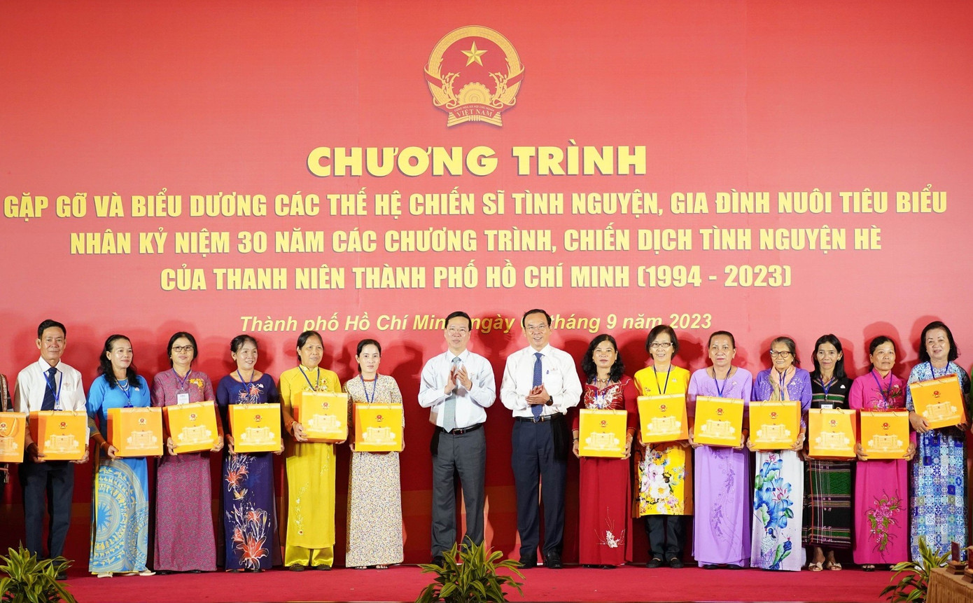 Chủ tịch nước Võ Văn Thưởng và Bí thư Thành ủy TPHCM Nguyễn Văn Nên trao quà tặng đến đại diện các gia đình nuôi, các thế hệ chiến sĩ tình nguyện tiêu biểu trong 30 năm. Chủ tịch nước Võ Văn Thưởng và Bí thư Thành ủy TPHCM Nguyễn Văn Nên trao quà tặng đến đại diện các gia đình nuôi, các thế hệ chiến sĩ tình nguyện tiêu biểu trong 30 năm.
