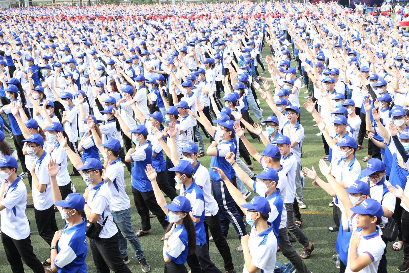 Các bạn sinh viên trong bộ đồng phục xanh trắng của trường.