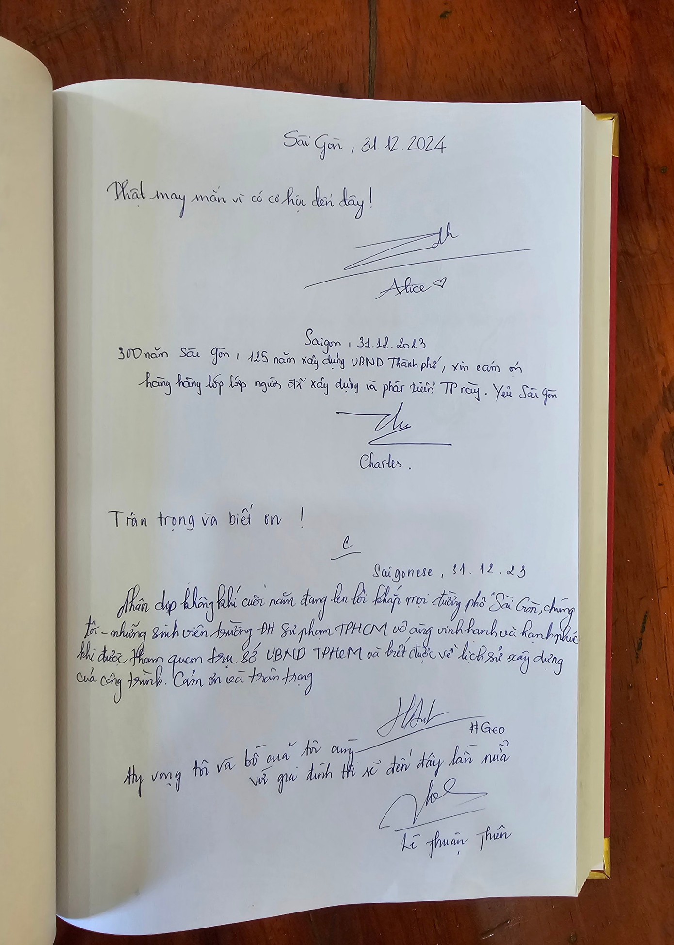 Người dân, du khách bày tỏ sự trân quý đối với tòa nhà đặc biệt của TPHCM cũng như tình yêu dành cho thành phố. Ảnh: Ngô Tùng Người dân, du khách bày tỏ sự trân quý đối với tòa nhà đặc biệt của TPHCM cũng như tình yêu dành cho thành phố. Ảnh: Ngô Tùng