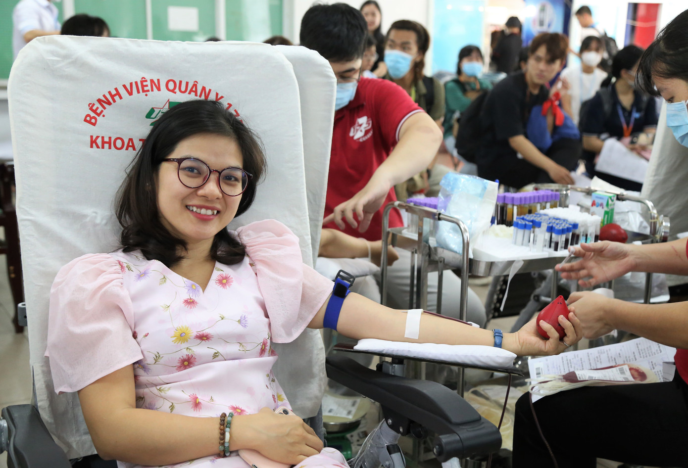 ThS. Mai Thị Huyền Trang (giảng viên Khoa Kinh tế) hiến máu lần thứ 4, diễn ra đúng dịp ngày lễ Tình nhân Valentine. Nữ giảng viên cho biết, cả 4 lần hiến máu đều gắn liền với những hoạt động diễn ra ở trường. &quot;Trước đây mình cũng hiến theo phong trào của sinh viên. Rồi đến khi có người nhà ốm đi viện mới thấy được sự cần thiết của nguồn máu kịp thời. Mình cứ chia sẻ hành động này, biết đâu đến lúc chúng ta có thể giúp không chỉ những người bên ngoài mà cả những người trong gia đình mình&quot;, ThS. Huyền Trang chia sẻ.