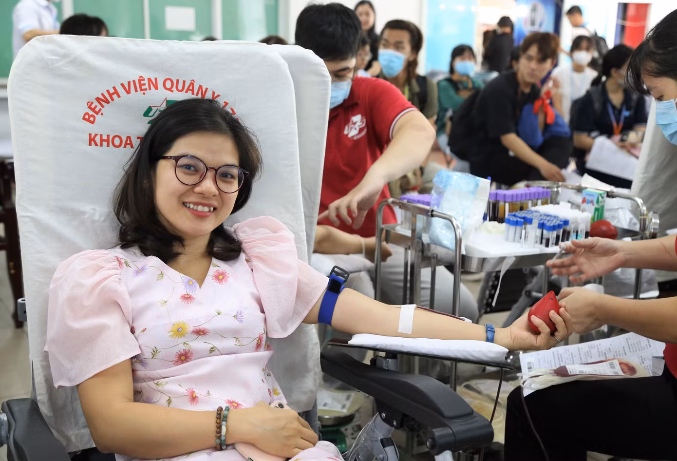 ThS. Mai Thị Huyền Trang (giảng viên Khoa Kinh tế) hiến máu lần thứ 4, diễn ra đúng dịp ngày lễ Tình nhân Valentine. Nữ giảng viên cho biết, cả 4 lần hiến máu đều gắn liền với những hoạt động diễn ra ở trường. "Trước đây mình cũng hiến theo phong trào của sinh viên. Rồi đến khi có người nhà ốm đi viện mới thấy được sự cần thiết của nguồn máu kịp thời. Mình cứ chia sẻ hành động này, biết đâu đến lúc chúng ta có thể giúp không chỉ những người bên ngoài mà cả những người trong gia đình mình", ThS. Huyền Trang chia sẻ.