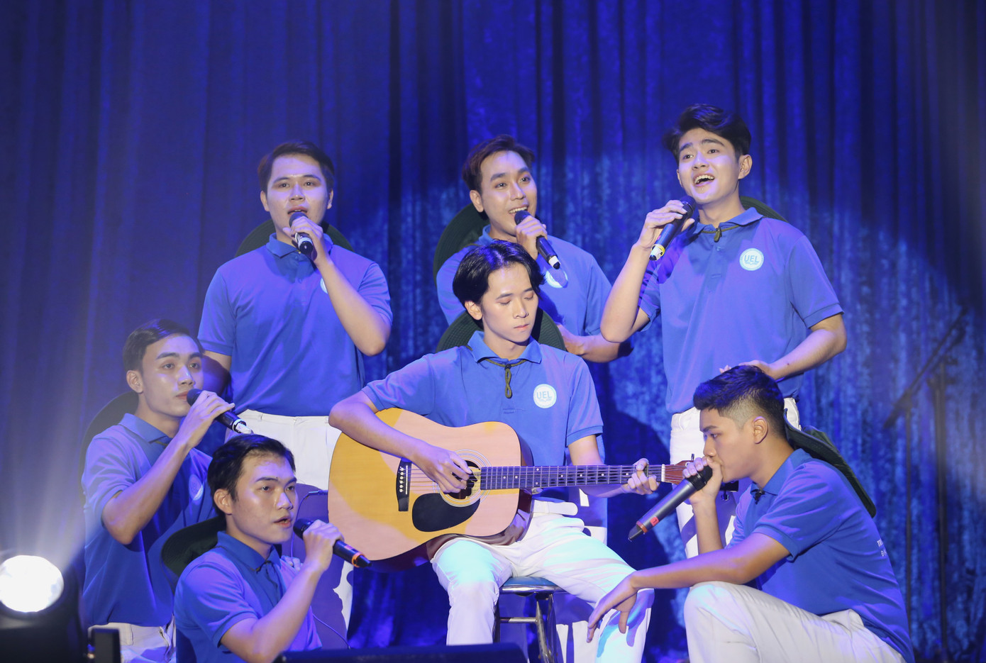 Tiết mục liên khúc Thanh niên tình nguyện của CLB Xung kích (Trường Đại học Kinh tế - Luật, Đại học quốc gia TPHCM) mang đến những tiết tấu hấp dẫn, cuốn hút người nghe.