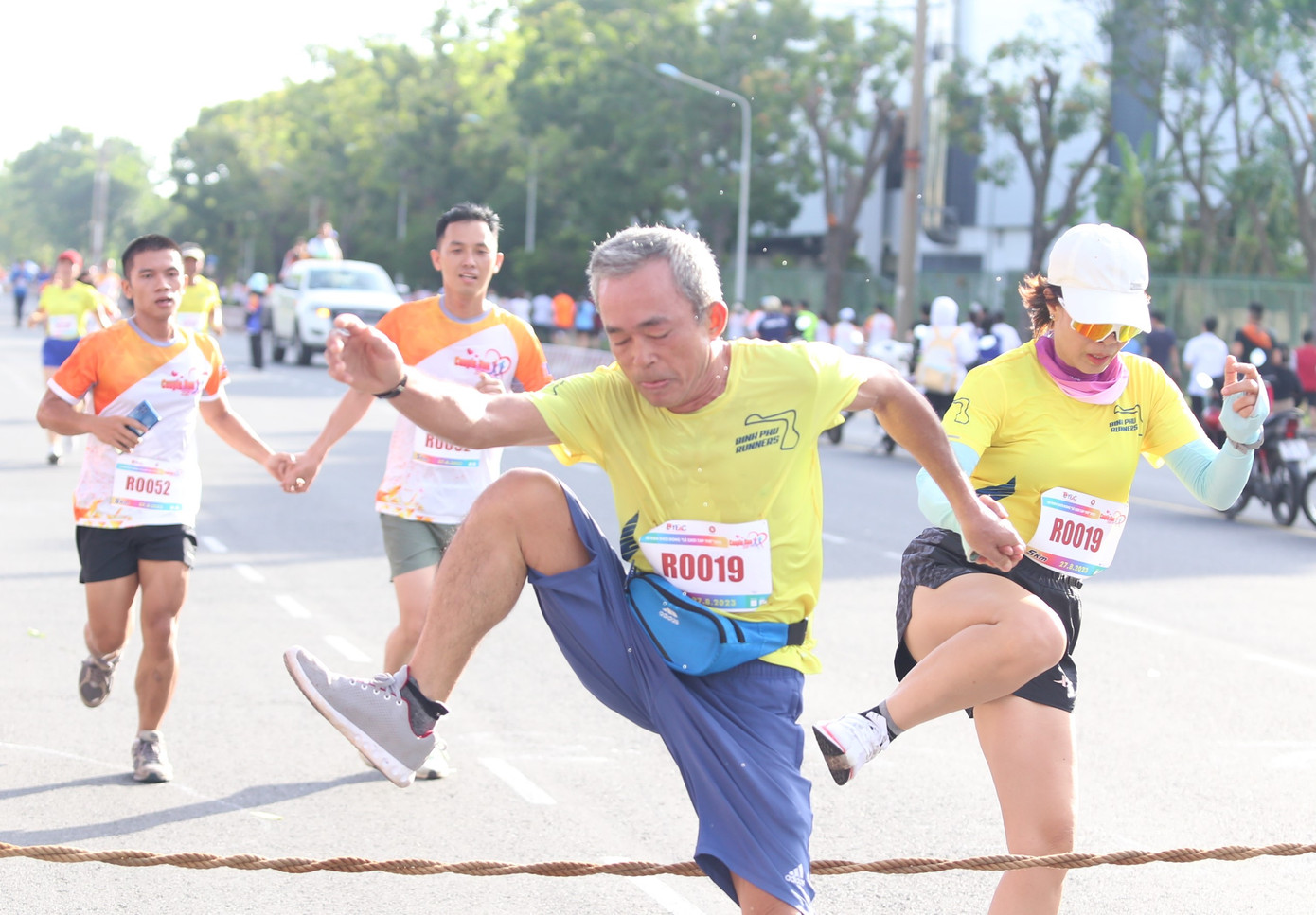 Đôi "vận động viên" trung niên cũng hào hứng tham gia đường chạy và vượt thử thách cùng các bạn trẻ. Đôi "vận động viên" trung niên cũng hào hứng tham gia đường chạy và vượt thử thách cùng các bạn trẻ.