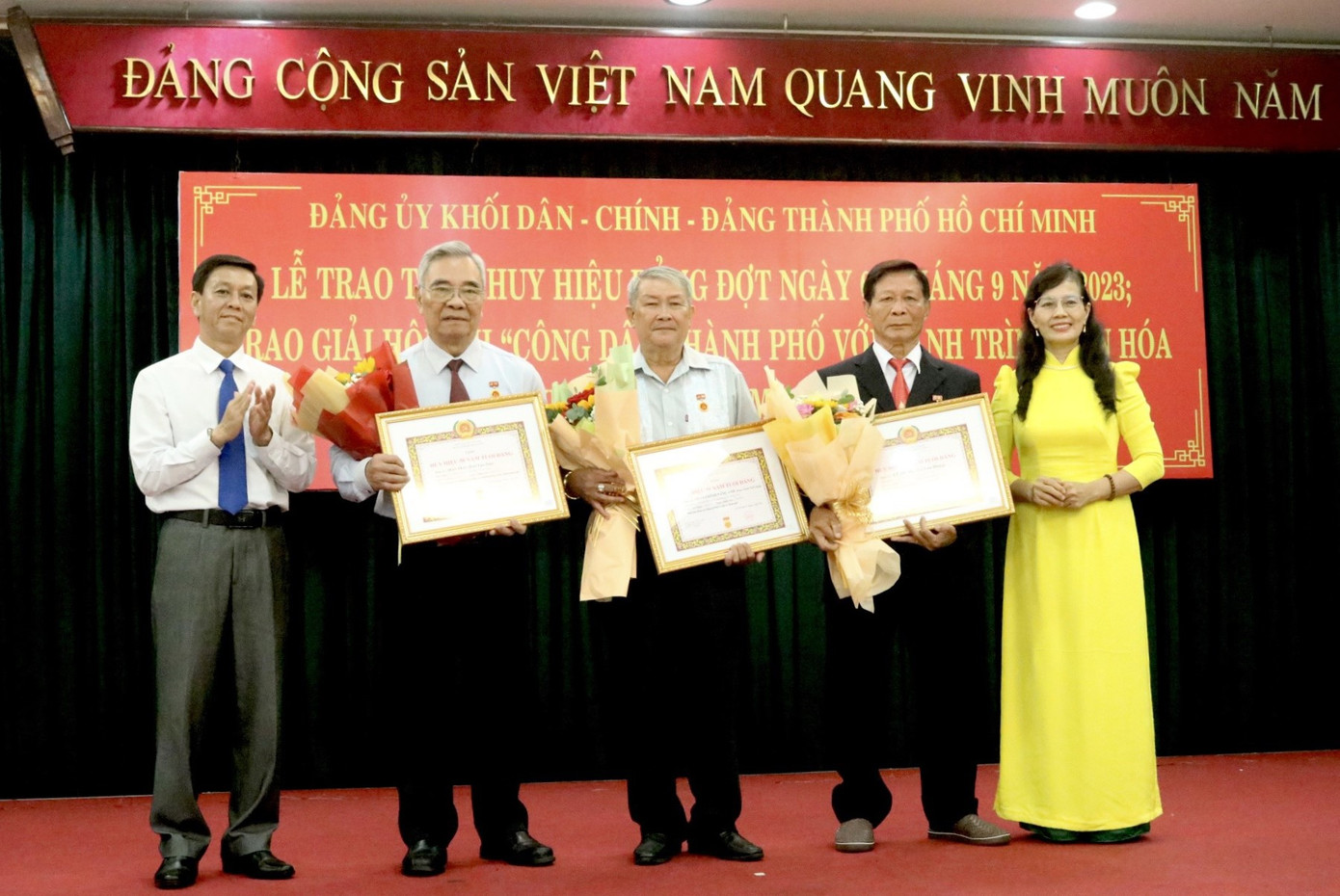 Lãnh đạo Ban Tuyên giáo Thành uỷ TPHCM và Thường trực Ban Thường vụ Đảng uỷ Khối Dân - Chính - Đảng TPHCM trao huy hiệu Đảng cho các đảng viên cao tuổi Đảng. Ảnh: Tú Ngân Lãnh đạo Ban Tuyên giáo Thành uỷ TPHCM và Thường trực Ban Thường vụ Đảng uỷ Khối Dân - Chính - Đảng TPHCM trao huy hiệu Đảng cho các đảng viên cao tuổi Đảng. Ảnh: Tú Ngân