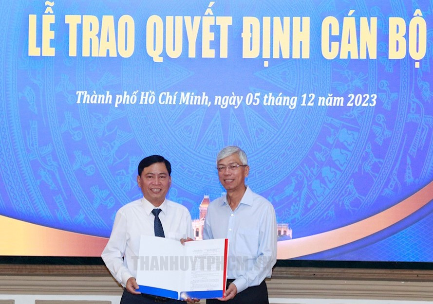 Phó Chủ tịch UBND TPHCM Võ Văn Hoan trao quyết cho ông Huỳnh Kim Tuấn. Ảnh: Thành ủy TPHCM Phó Chủ tịch UBND TPHCM Võ Văn Hoan trao quyết cho ông Huỳnh Kim Tuấn. Ảnh: Thành ủy TPHCM