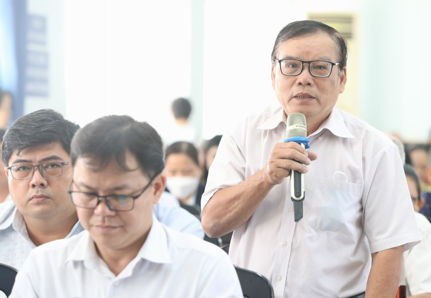 Cử tri Nguyễn Văn Dũng nêu ý kiến tại buổi tiếp xúc.